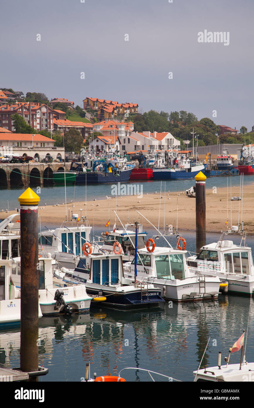 View of the harbour and port of San Vicente de la Barquera in the Cantabria  region of Northern Spain Stock Photo - Alamy