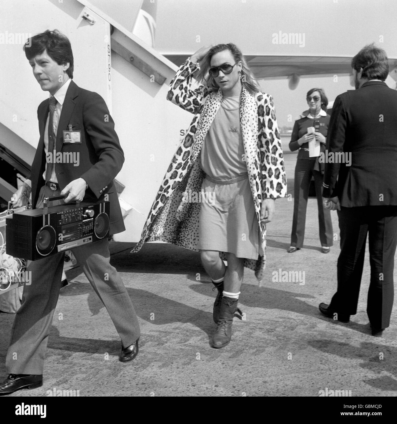 Pop star Marilyn leaves a plane after his arrival at Heathrow Airport from Australia. Stock Photo