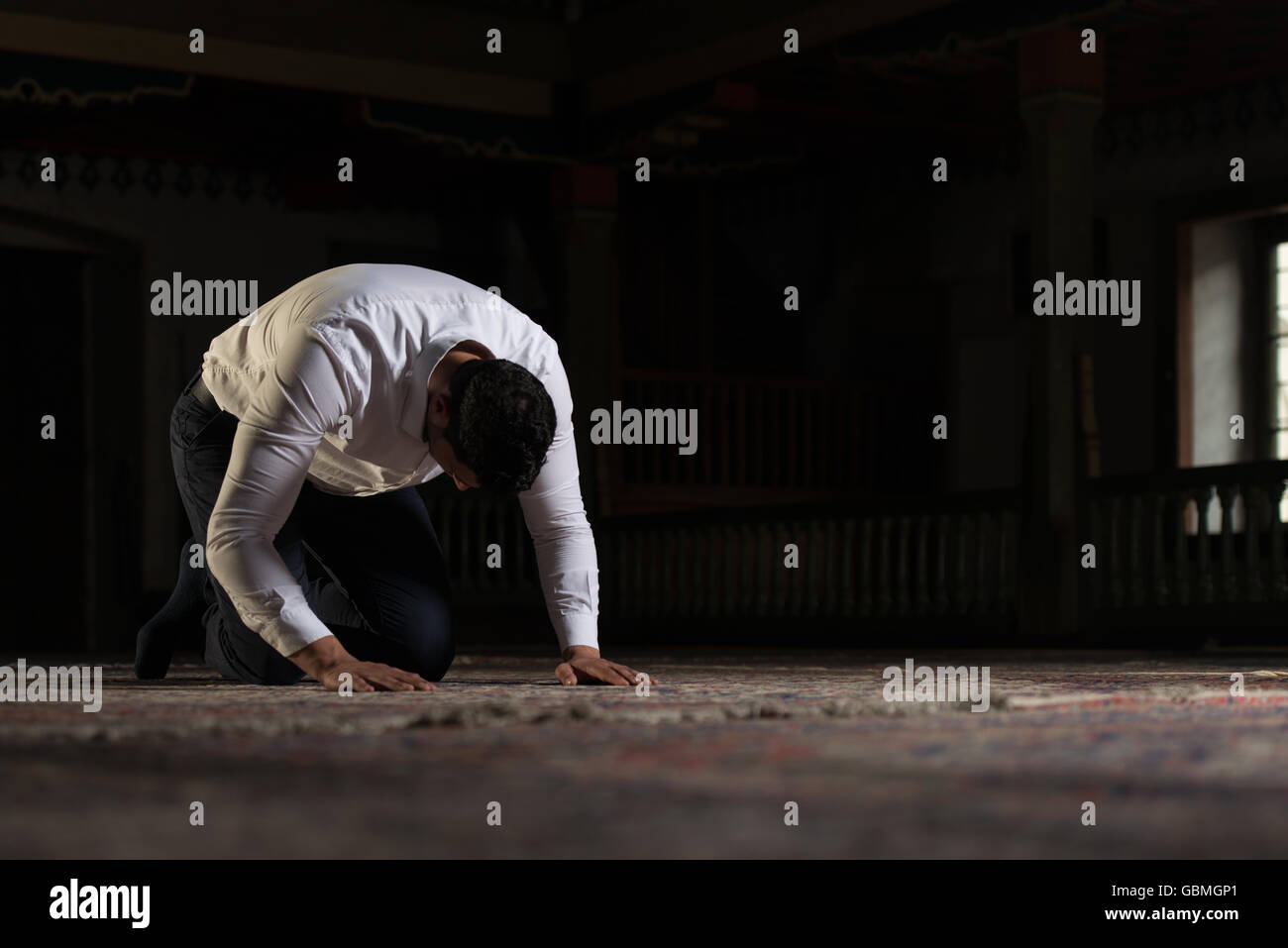 Adult muslim man praying hi-res stock photography and images - Alamy