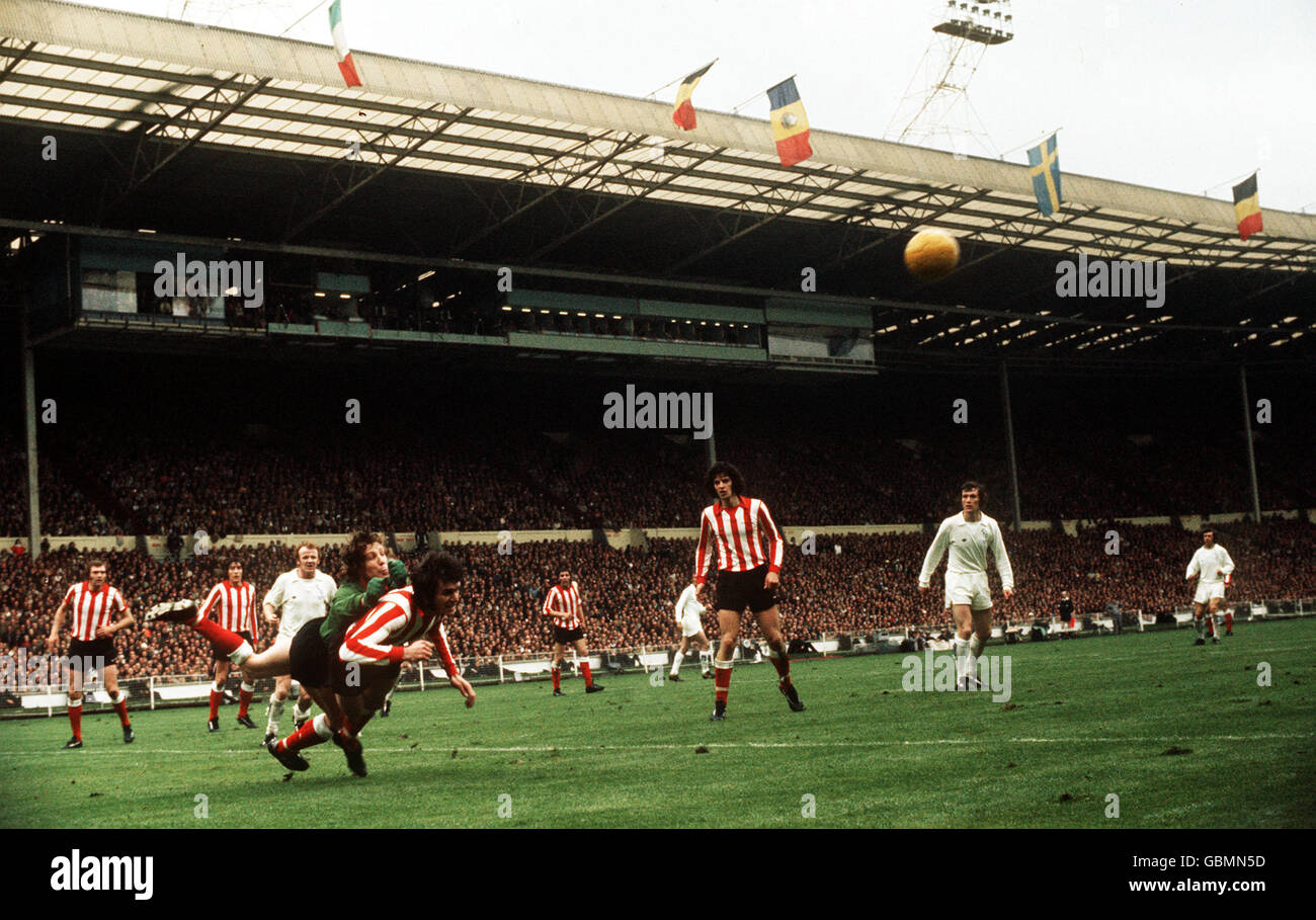 Sunderland's Jim Montgomery (fourth l) and Dave Watson (fifth l) combine to clear the ball, watched by teammates Ron Guthrie (l), Vic Halom (second l), Ian Porterfield (fifth r) and Richie Pitt (third r), and Leeds United's Billy Bremner (third l), Johnny Giles (r), Trevor Cherry (second r) and Paul Madeley (fourth r) Stock Photo