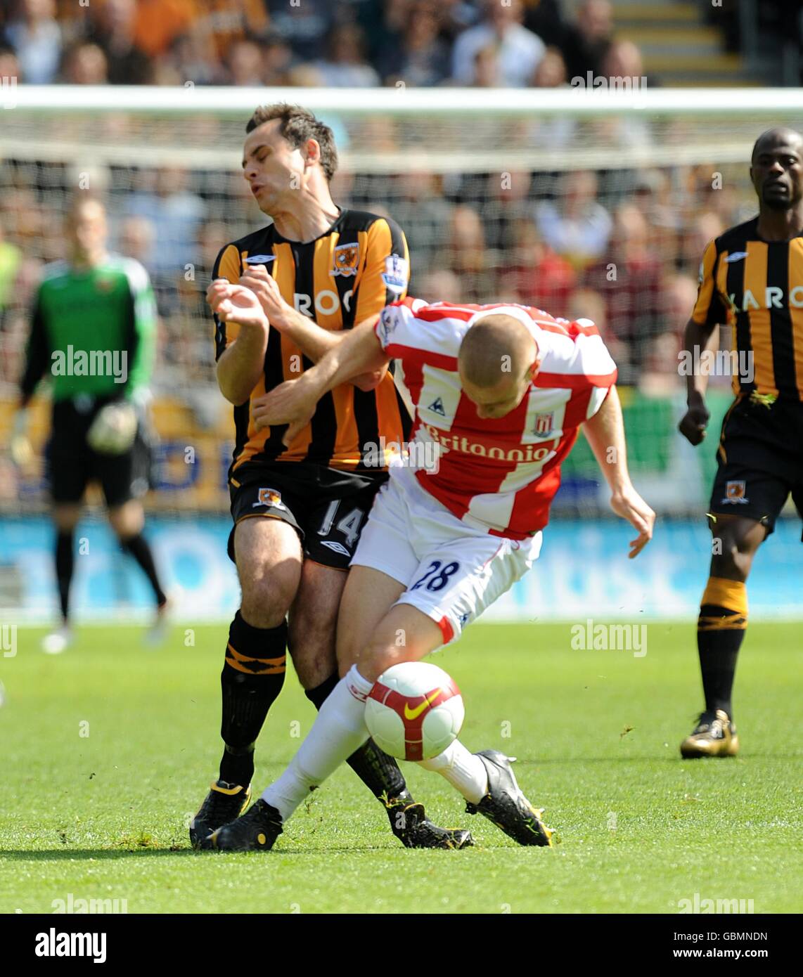 Hull City's Richard Garcia (left) and Stoke City's Andy Wilkinson (right) battle for the ball Stock Photo