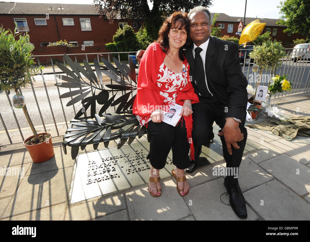 Richard Taylor, father of murdered schoolboy Damilola Taylor, sits with Margaret Mizen, mother of murdered schoolboy Jimmy Mizen, on a memorial bench near the Three Cooks Bakery in south London. Stock Photo