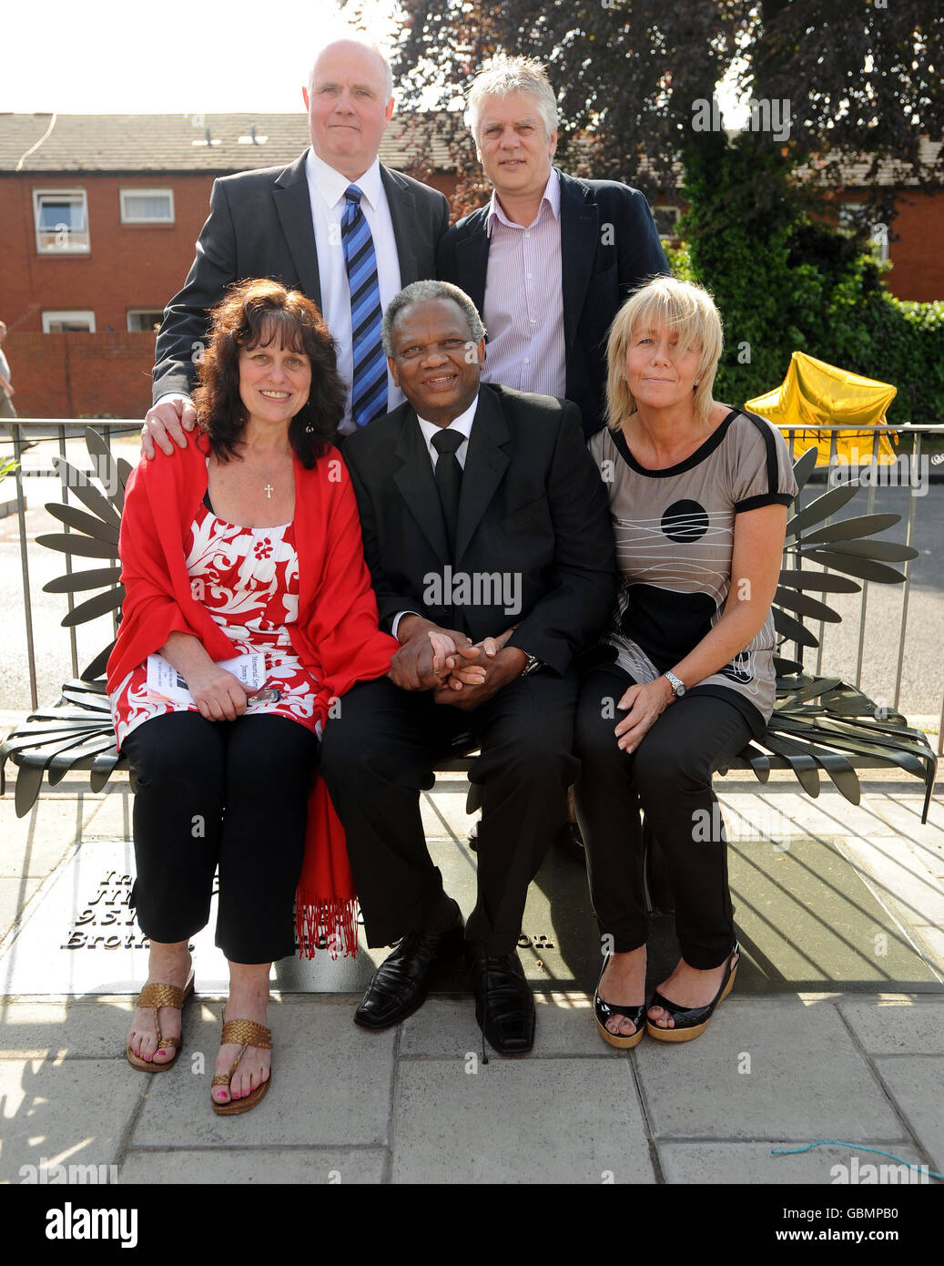 Richard Taylor, father of murdered schoolboy Damilola Taylor, (centre) with Barry (back, left) and Margaret Mizen (left), parents of murdered schoolboy Jimmy Mizen and Colin and Sally Knox, parents of murdered teenager Robert Knox, surround a memorial bench near the Three Cooks Bakery in south London. Stock Photo
