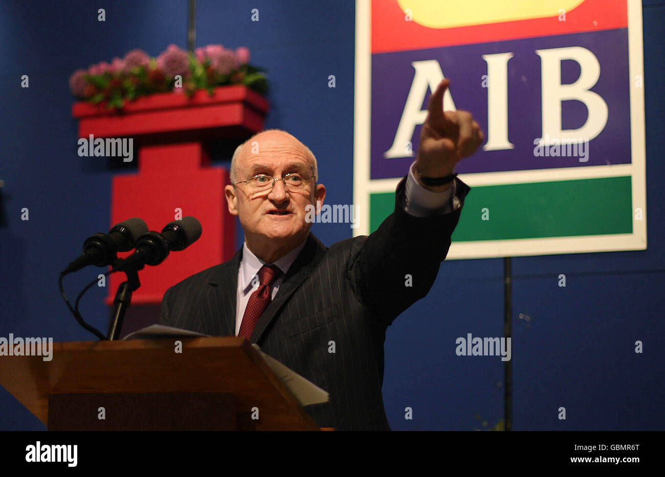Dermot Gleeson Chairman of Ailled Irish Banks speaks at Ailled Irish Banks Headquarters in Ballsbridge Dublin. Shareholders packed Allied's banking centre for an EGM, where they will later vote to ratify the Government's 3.5 billion euro (3.1 billion) recapitalisation plan. Stock Photo