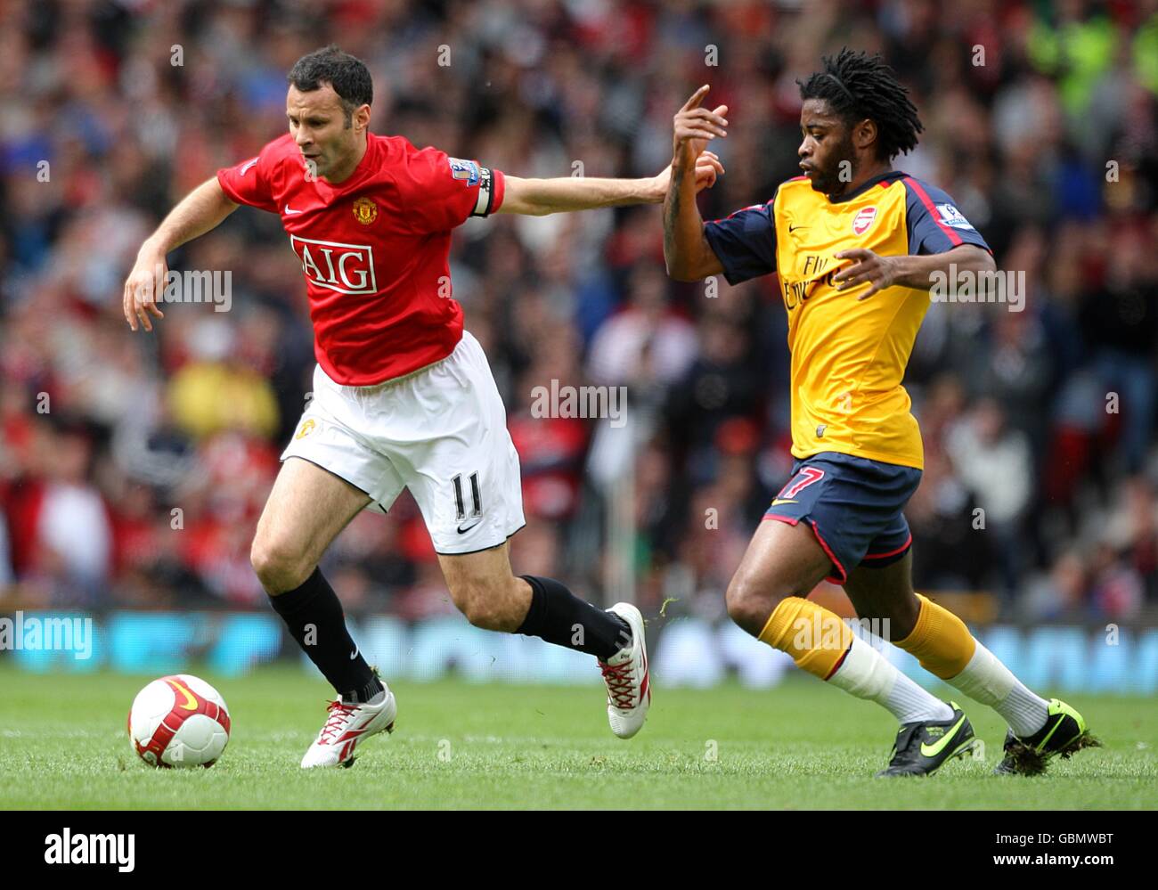 Soccer - Barclays Premier League - Manchester United v Arsenal - Old Trafford. Manchester United's Ryan Giggs (left) and Arsenal's Alexandre Song Billong (right) battle for the ball Stock Photo