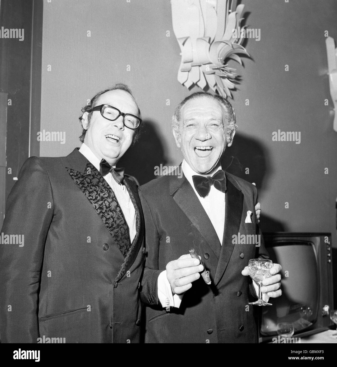 (L-R) Eric Morecambe makes Sid James chuckle Stock Photo