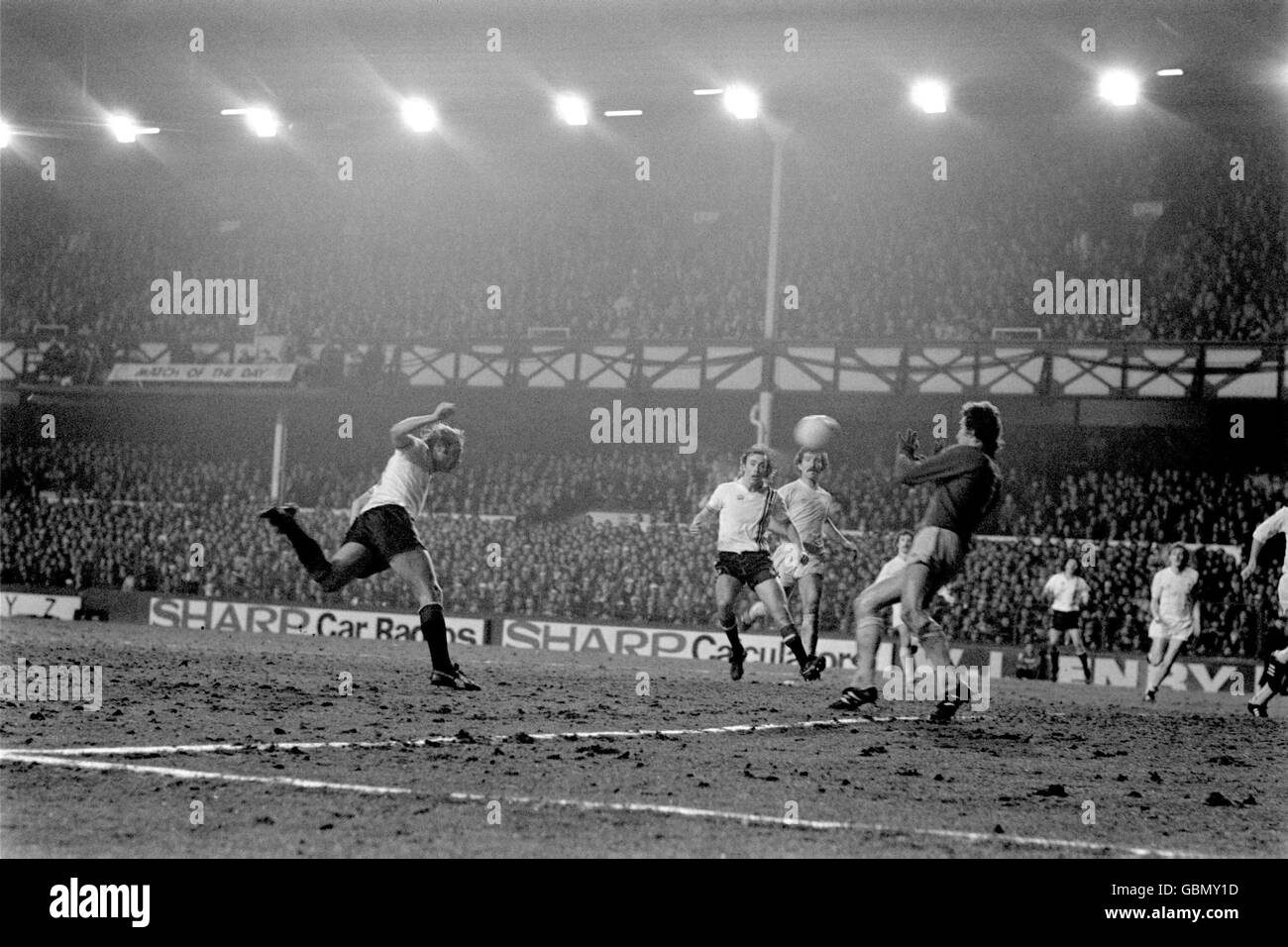 Manchester United's Jimmy Greenhoff (l) heads the winning goal past Liverpool goalkeeper Ray Clemence (r) Stock Photo