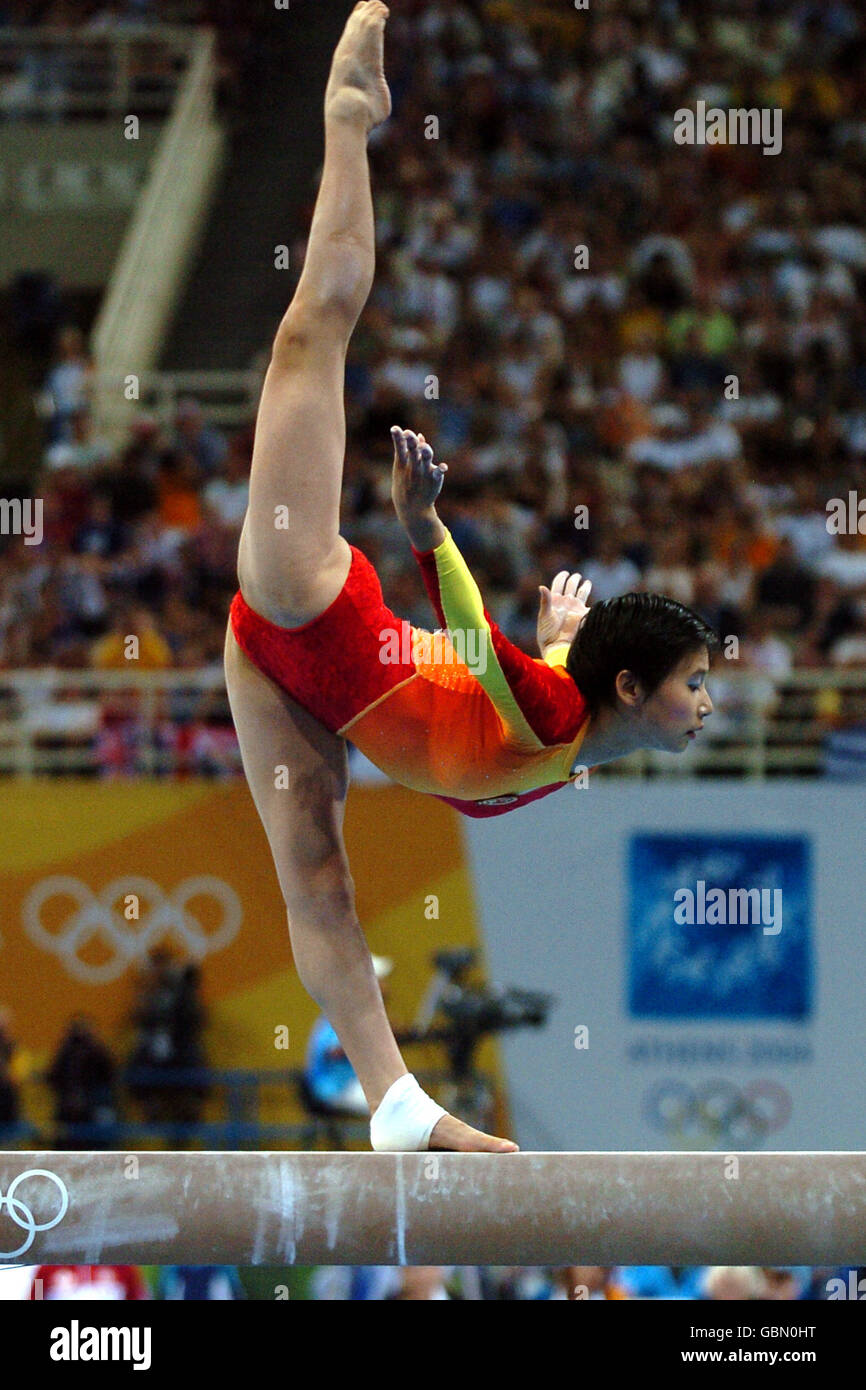 Chinas nan zhang in action on the beam hires stock photography and