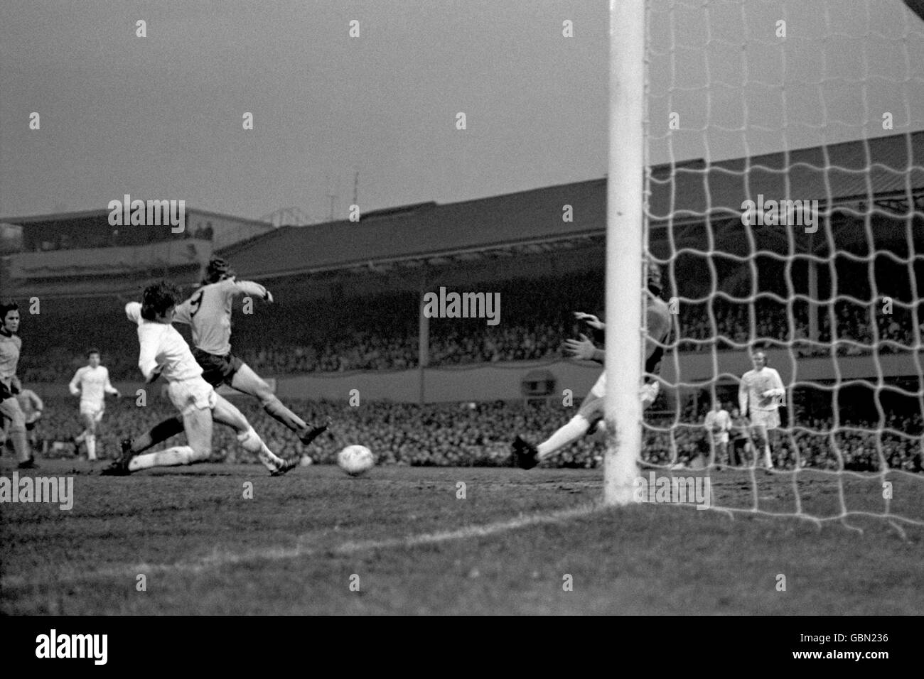 Soccer - UEFA Cup - Final First Leg - Wolverhampton Wanderers v Tottenham Hotspur. Wolverhampton Wanderers' John Richards (second l) fires a shot at goal as Tottenham Hotspur goalkeeper Pat Jennings (r) extends a leg to save Stock Photo