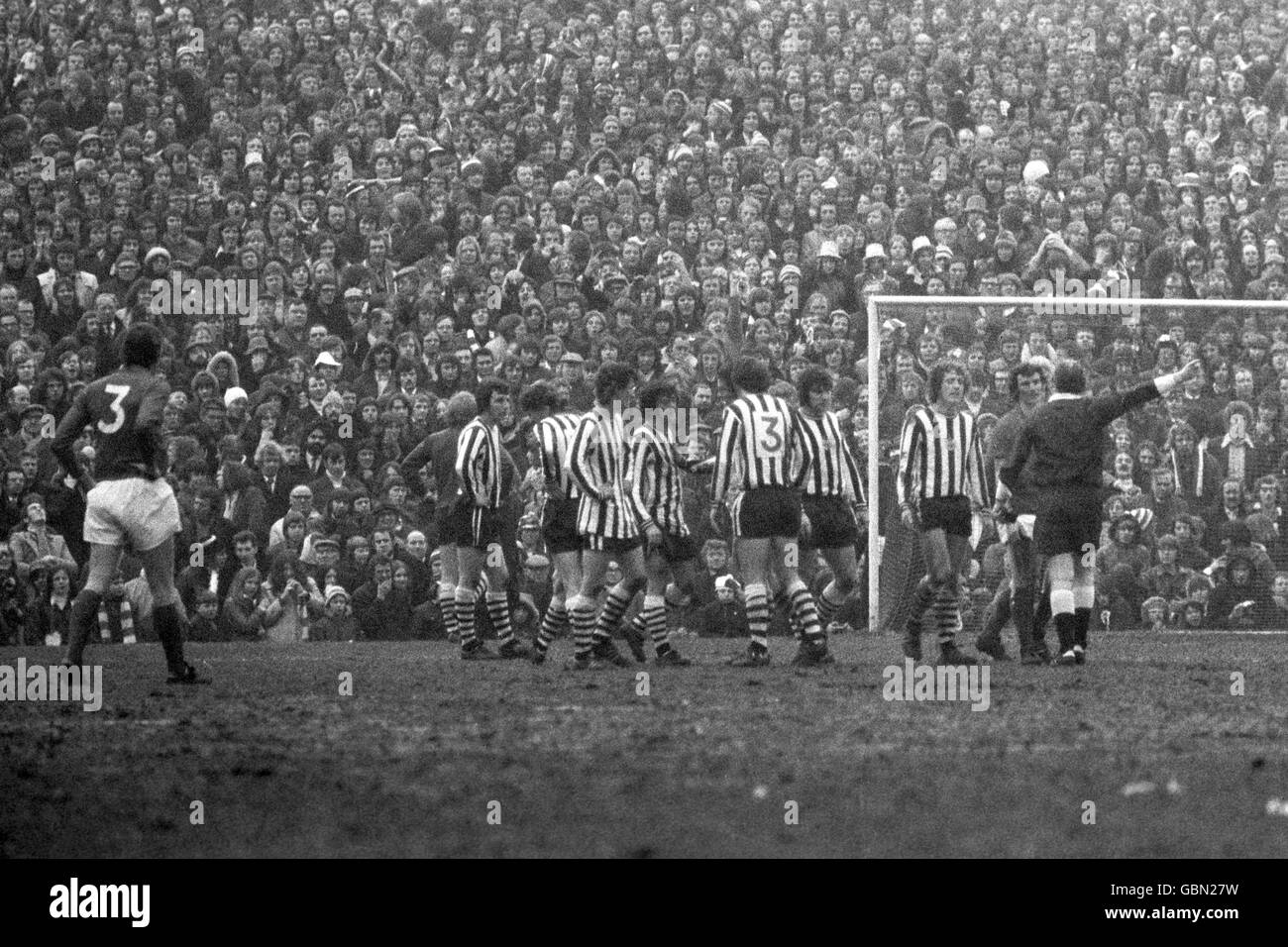 Referee Gordon Kew (r) sends off Newcastle United's Pat Howard (second r) for dissent after Nottingham Forest were awarded a penalty Stock Photo