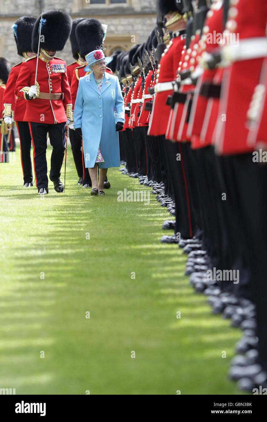 Queen presents colours to 1st Battalion Irish Guards Stock Photo