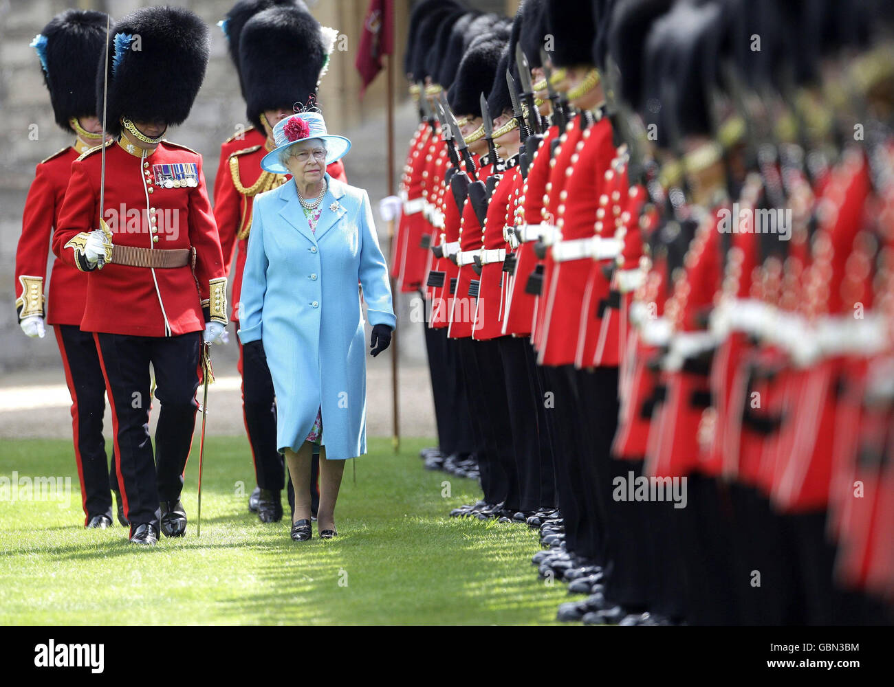 Queen presents colours to 1st Battalion Irish Guards Stock Photo