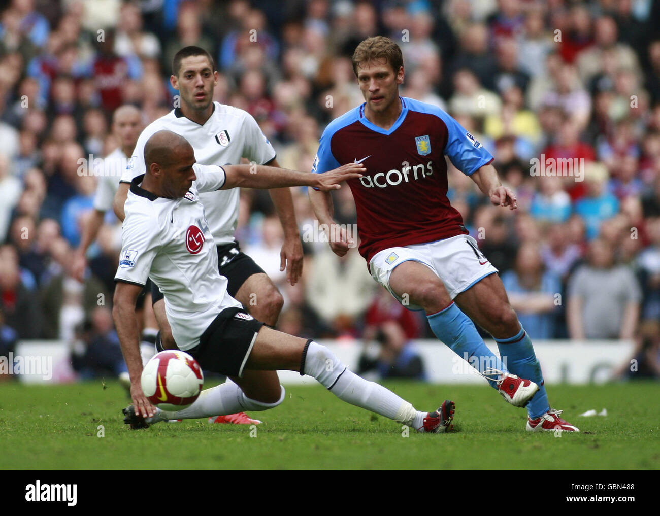 Fulham's Diomansy Kamara and Aston Villa's Stiliyan Petrov Stock Photo