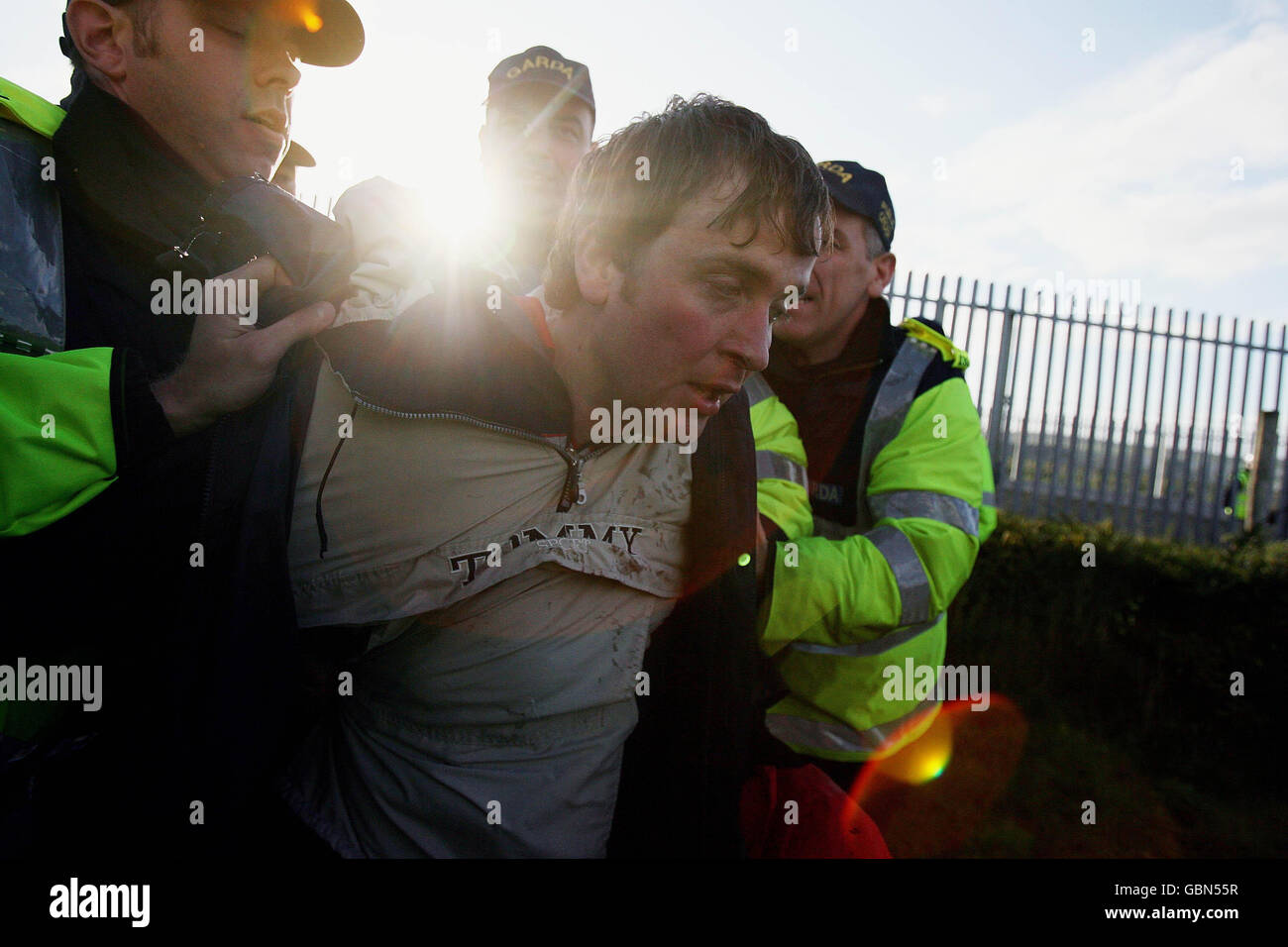 Environmental campaign activists hi-res stock photography and images ...