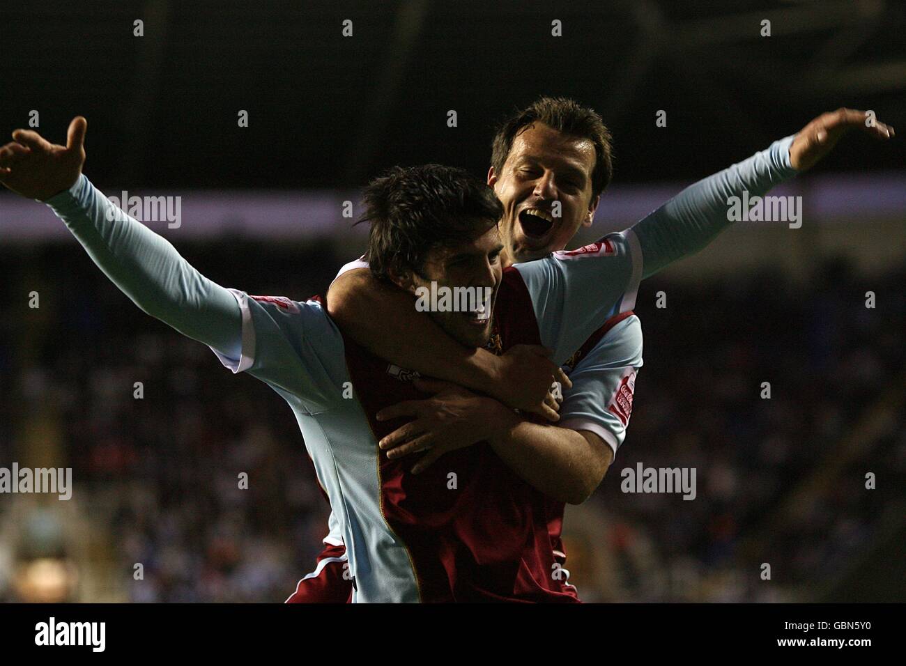 Soccer - Coca-Cola Football League Championship - Play Off Semi Final - Second Leg - Reading v Burnley - Madejski Stadium. Burnley's Steven Thompson (left) celebrates scoring his sides second goal of the game with teammate Robbie Blake (right) Stock Photo