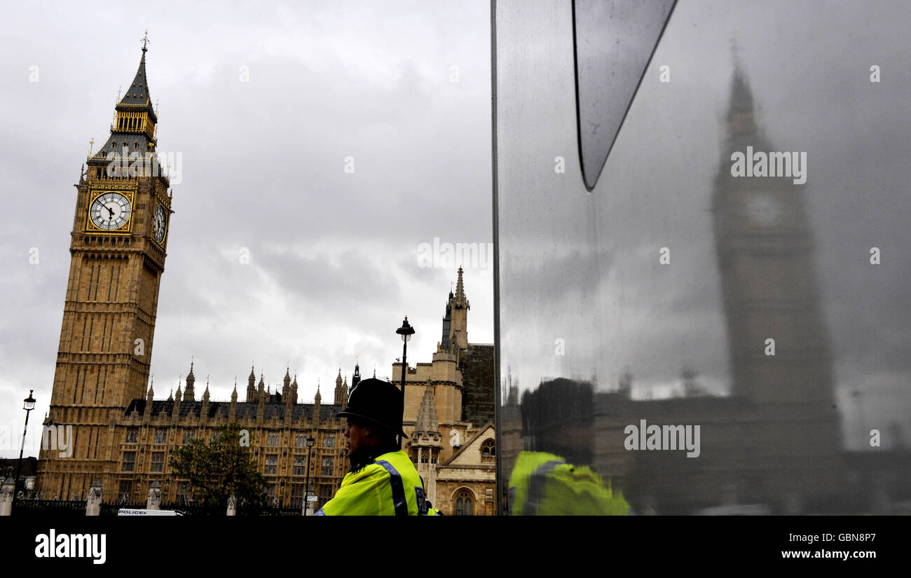 Police outside the Houses of Parliament in Westminster, central London ...