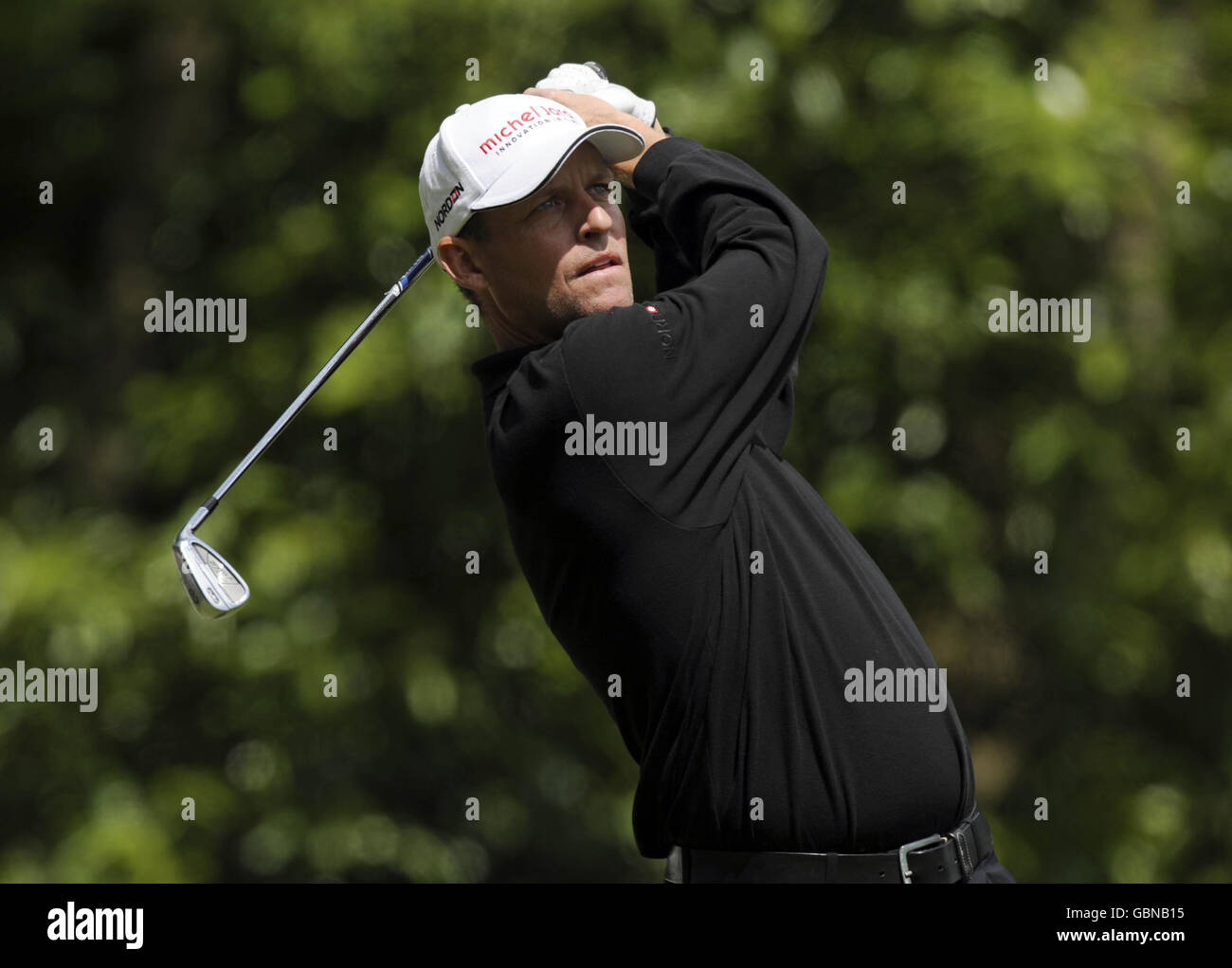 Denmark's Anders Hansen tees off the 2nd hole during Round 2 of the BMW PGA Championship at Wentworth Golf Club, Surrey. Stock Photo