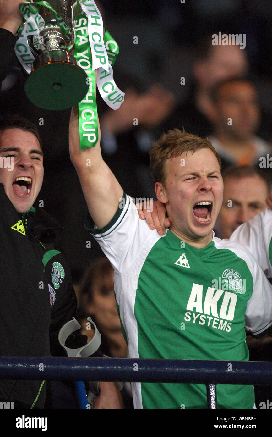 Hibernians oliver russell lifts the youth cup hires stock photography
