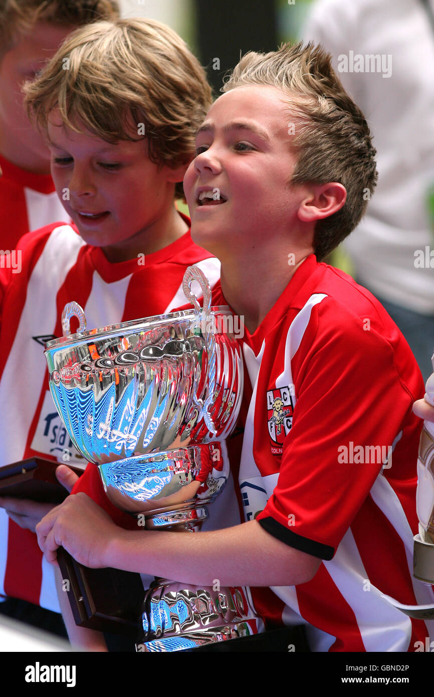 Thurlby Community Primary School players celebrate victory in the Community Cup Final Stock Photo