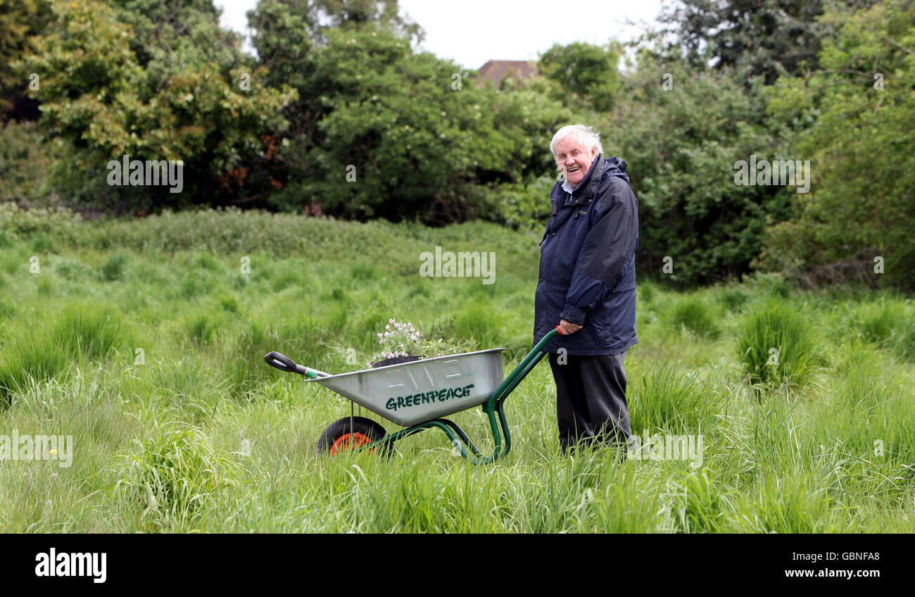 Richard Briers at an allotment the land earmarked for the construction of a new runway at Heathrow Airport in Sipson, Middlesex. Stock Photo