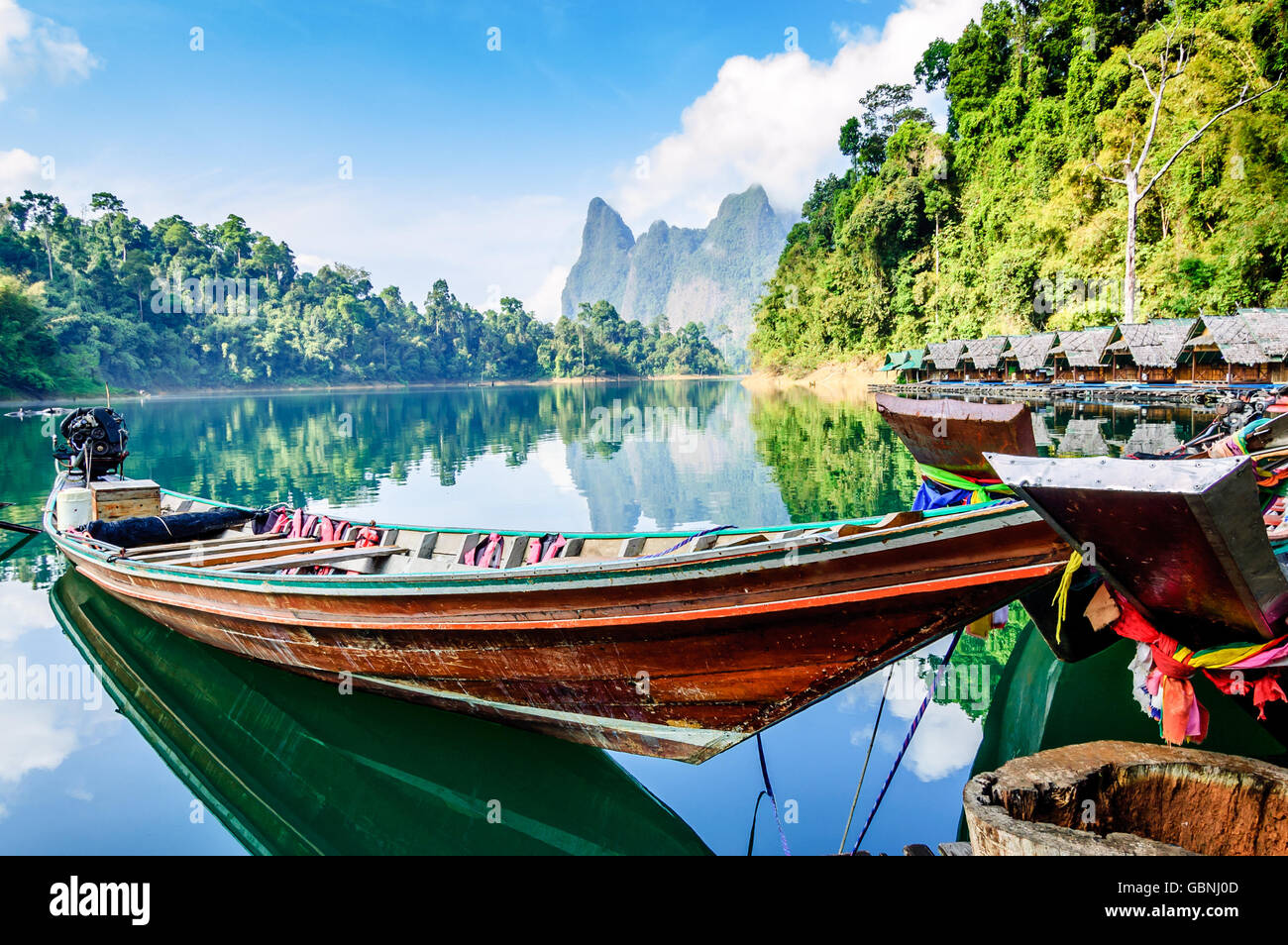Long-tail boat & cabins on Cheow Lan Lake, Khao Sok National Park, Surat Thani Province, southern Thailand Stock Photo