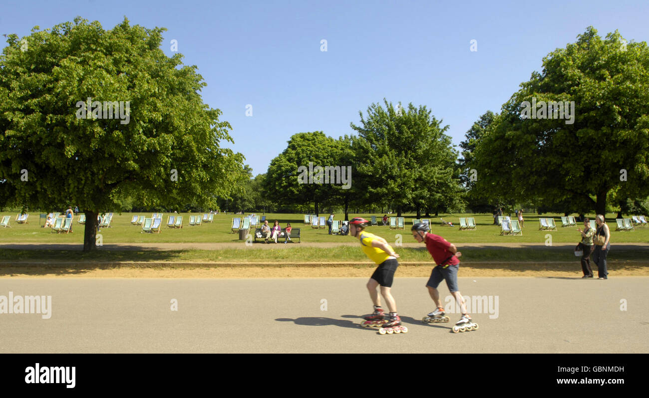 Weather - Summer - Heat Wave - London. Rollerbladers enjoy the sun in Hyde Park, London. Stock Photo