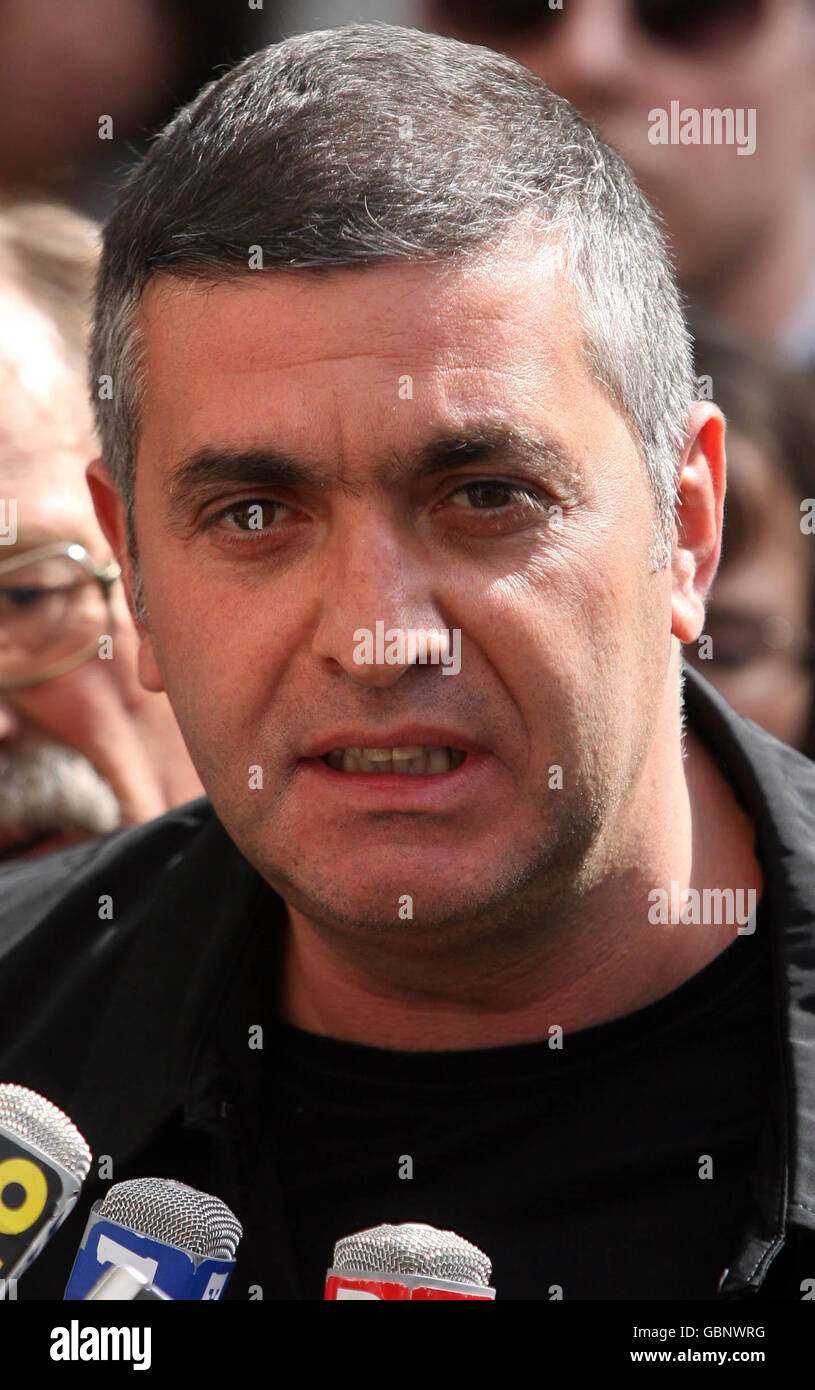 Guy Bonomo, father of Laurent Bonomo, talks to the press outside the Old Bailey after Nigel Farmer and Dano Sonnex were sentenced for the killing of Gabriel Ferez and Laurent Bonomo. Stock Photo