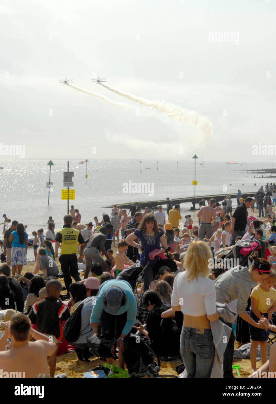 A general view of attendees on Southend beach during the Southend Festival of the Air 09. The two day event regulary attracts over half a million people to the seafront over the weekend. Stock Photo