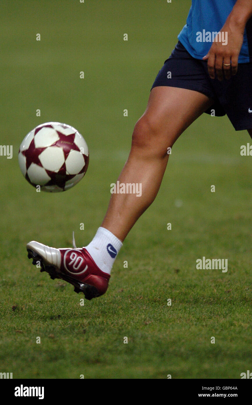 Fc porto player kicks the ball hires stock photography and images Alamy