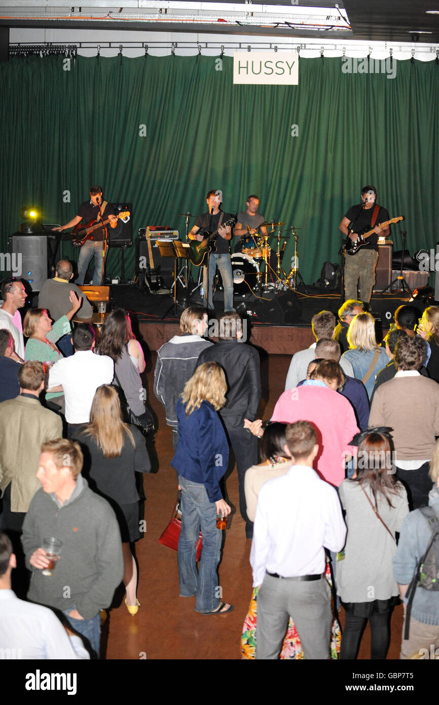 Horse Racing - extrabet.com Evening with Big Night Down Under - Sandown Park. The cover band Hussy perform on stage Stock Photo