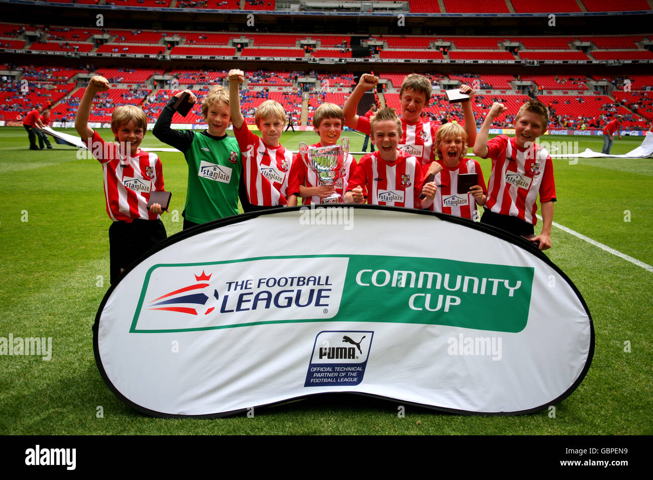 Soccer - Coca-Cola Football League Two - Play Off - Final - Gillingham v Shrewsbury Town - Wembley Stadium. Thurlby Community Primary School celebrate winning the Community Cup Final Stock Photo