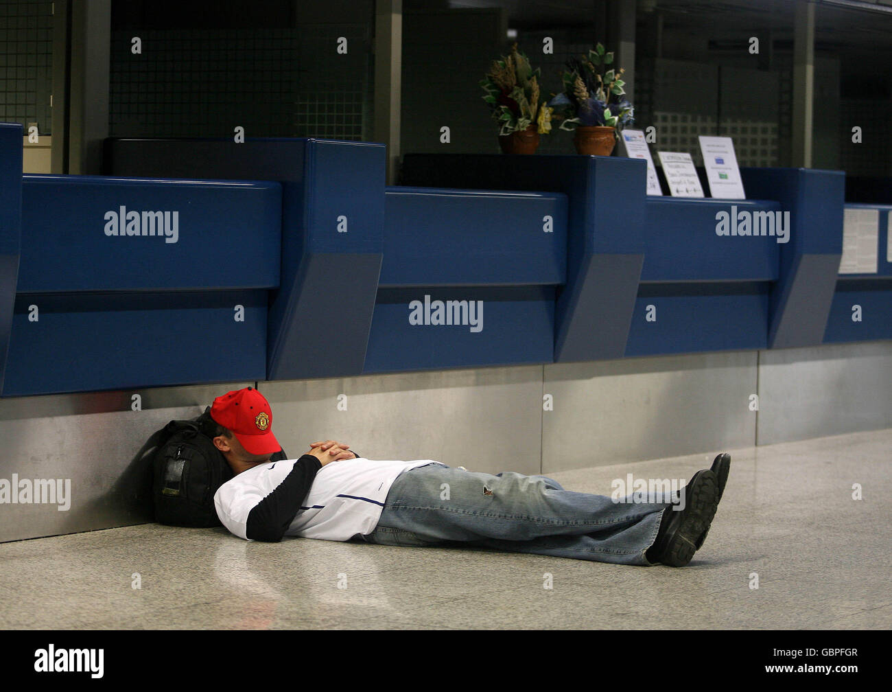 Manchester United Fan asleep at Rome Fiumicino Airport early in the ...