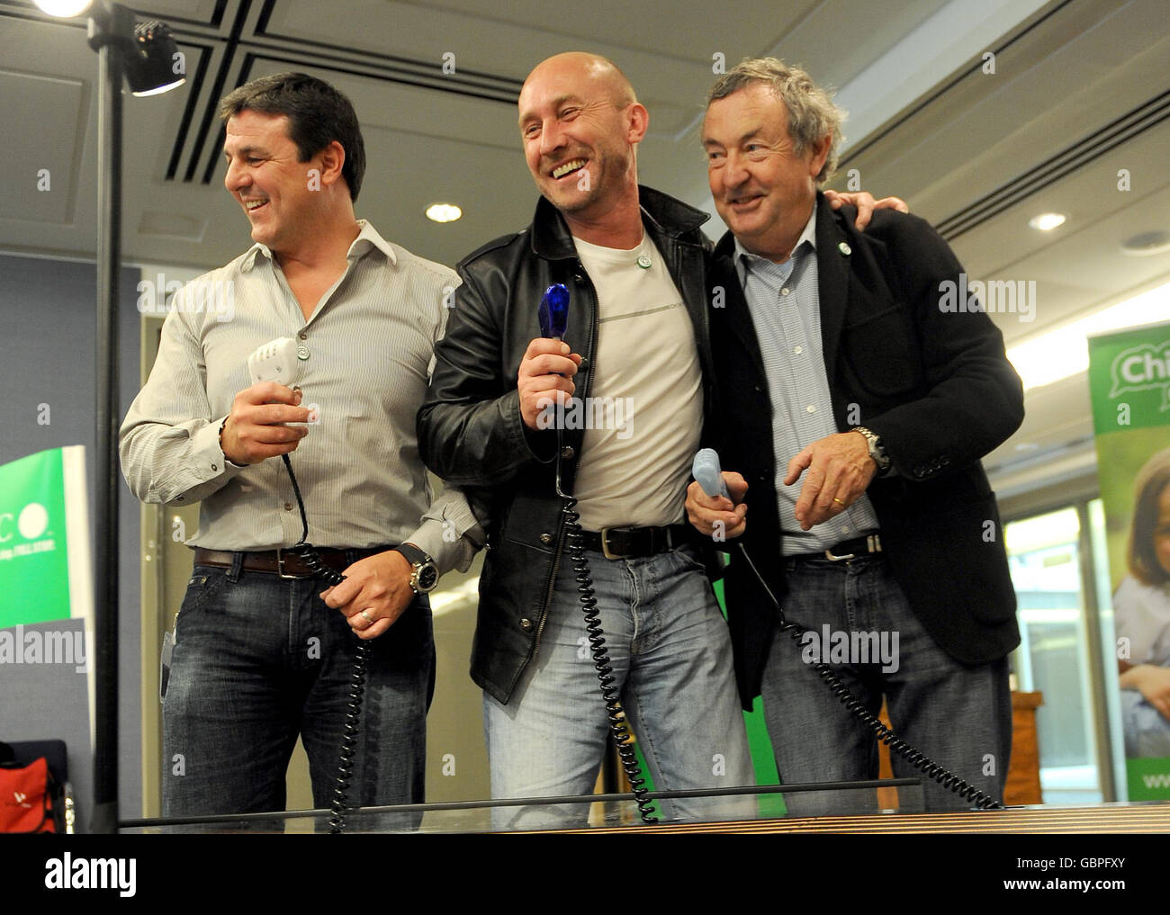Løft dig op uhyre web left to right) Mark Blundell, Perry McCarthy (the original Top Gear Stig)  and Nick Mason compete against each other on a Scalextric track during the  NSPCC's Child's Voice Appeal Circuit Launch, London
