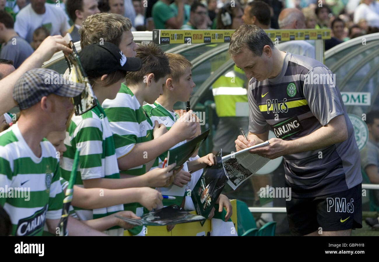 Soccer - Tommy Burns Tribute Match - Celtic v Tommy Burns Select - Celtic Park Stock Photo