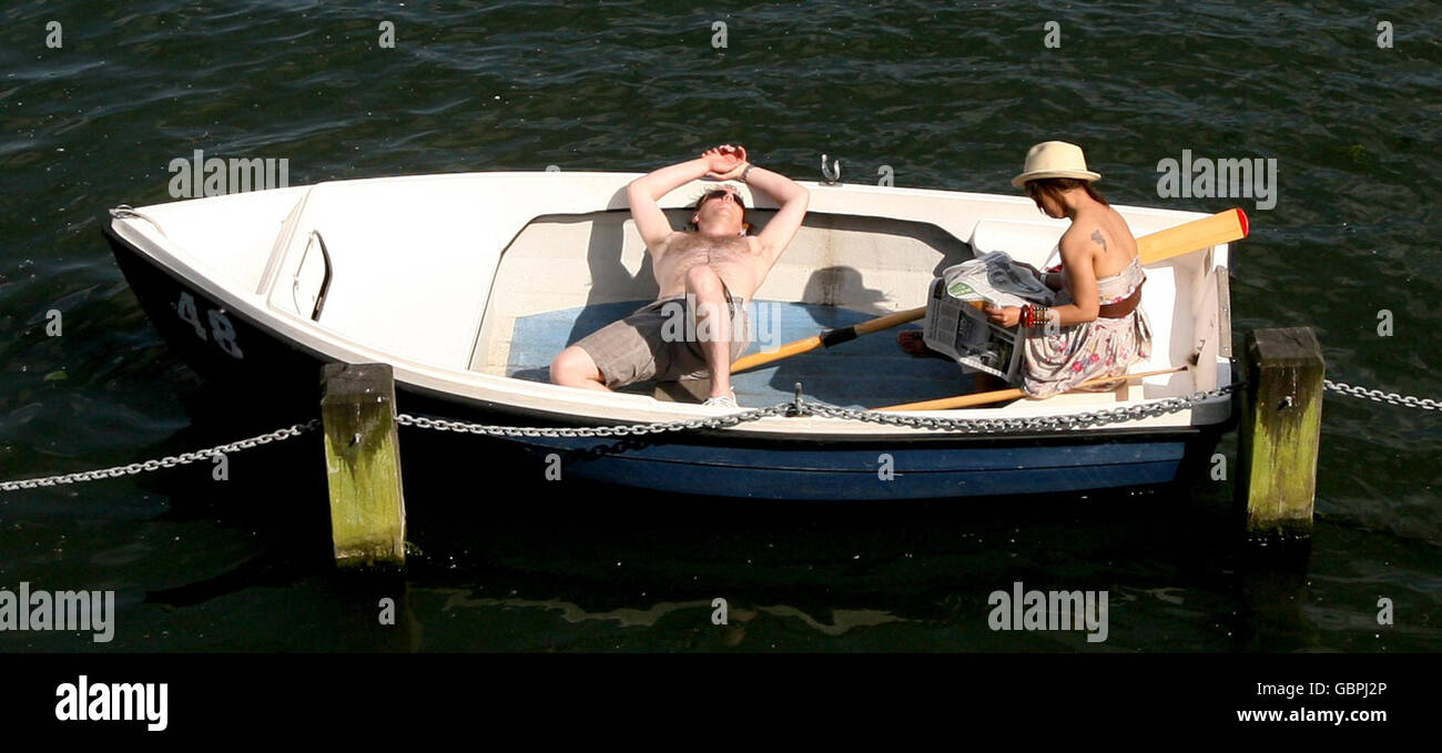 Girls enjoy the hot weather in hyde park hi-res stock photography and  images - Alamy