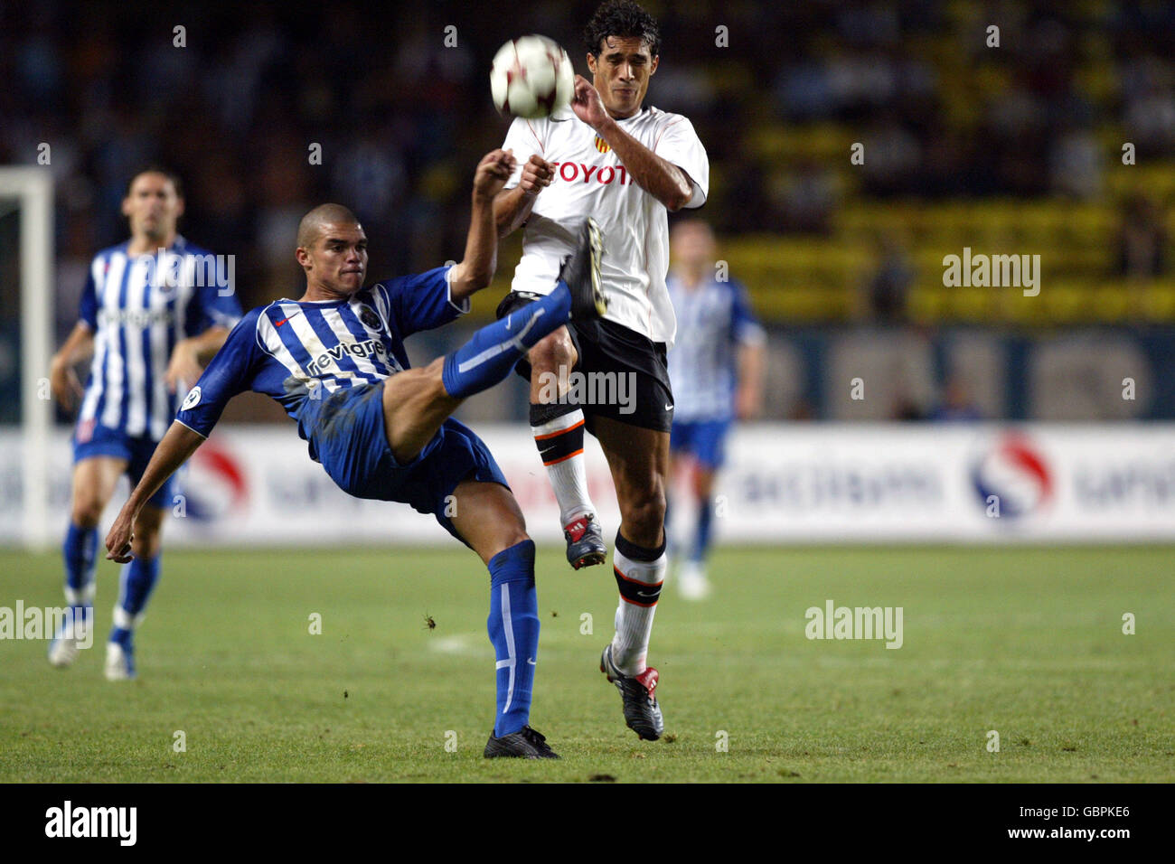 Fc pepe valencias rodriguez vicente battle for the ball hires stock