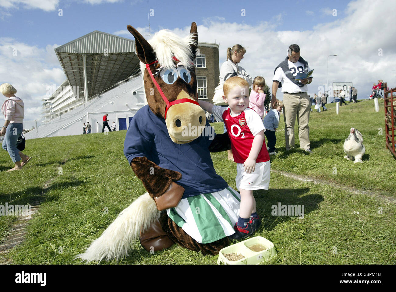 Family at the horse races hi-res stock photography and images - Alamy