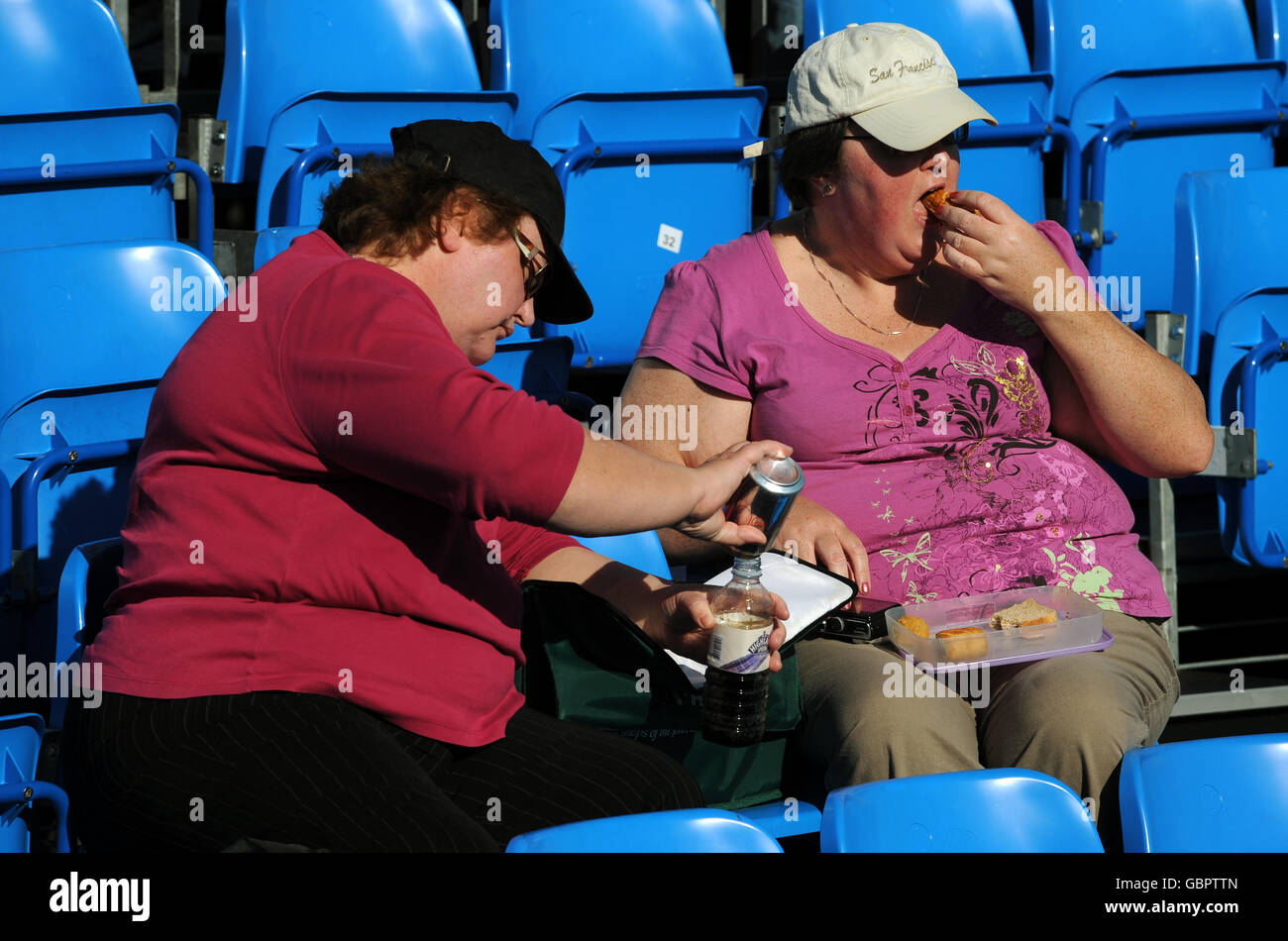 Aegon Championships. Spectators have an afternoon snack at the Aegon