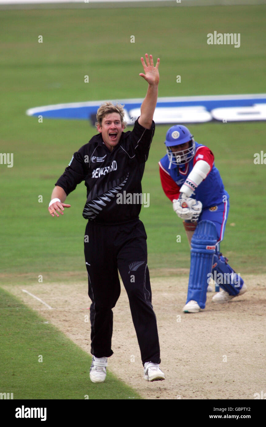 New Zealand's Jacob Oram celebrates taking the wicket of USA's Steve Messiah Stock Photo