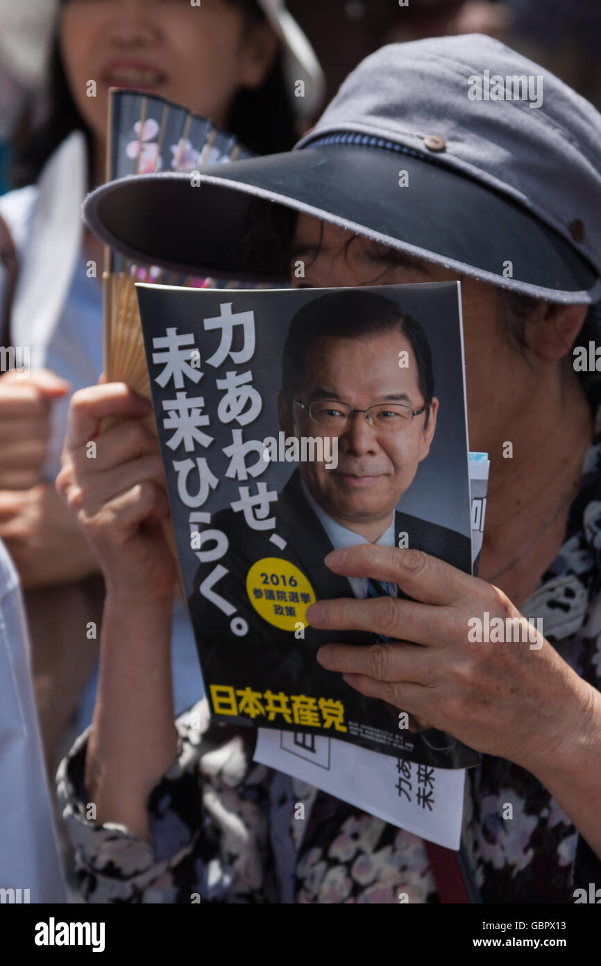 Tokyo, Japan. 7th July, 2016. Under the hot sunshine a woman listens