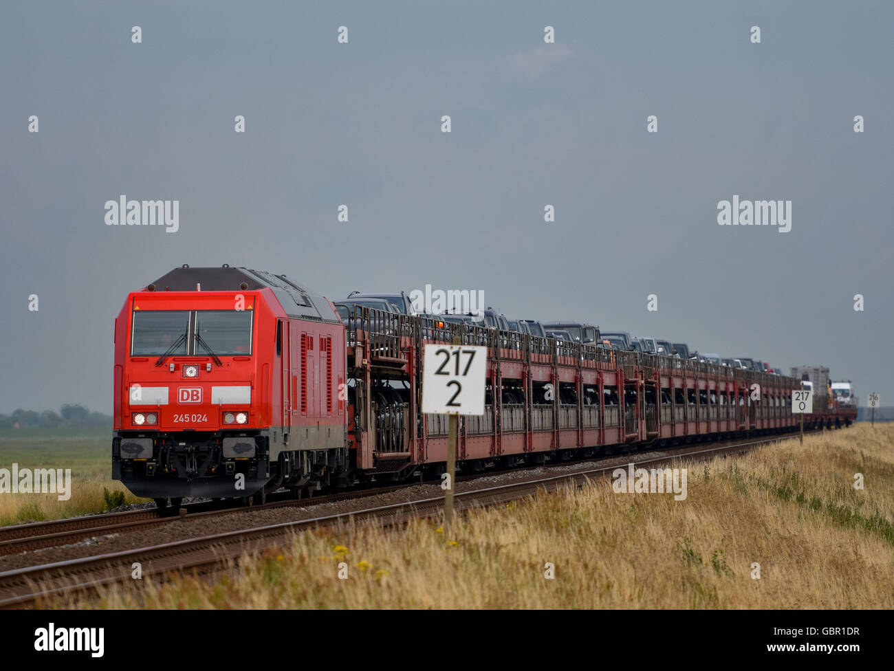 Klanxbuell, Germany. 07th July, 2016. The Sylt Shuttle, which the Deutsche  Bahn uses to transport cars from the mainland to Westerland on Sylt, rides  over the Hindenburg Damn near Klanxbuell, Germany, 07