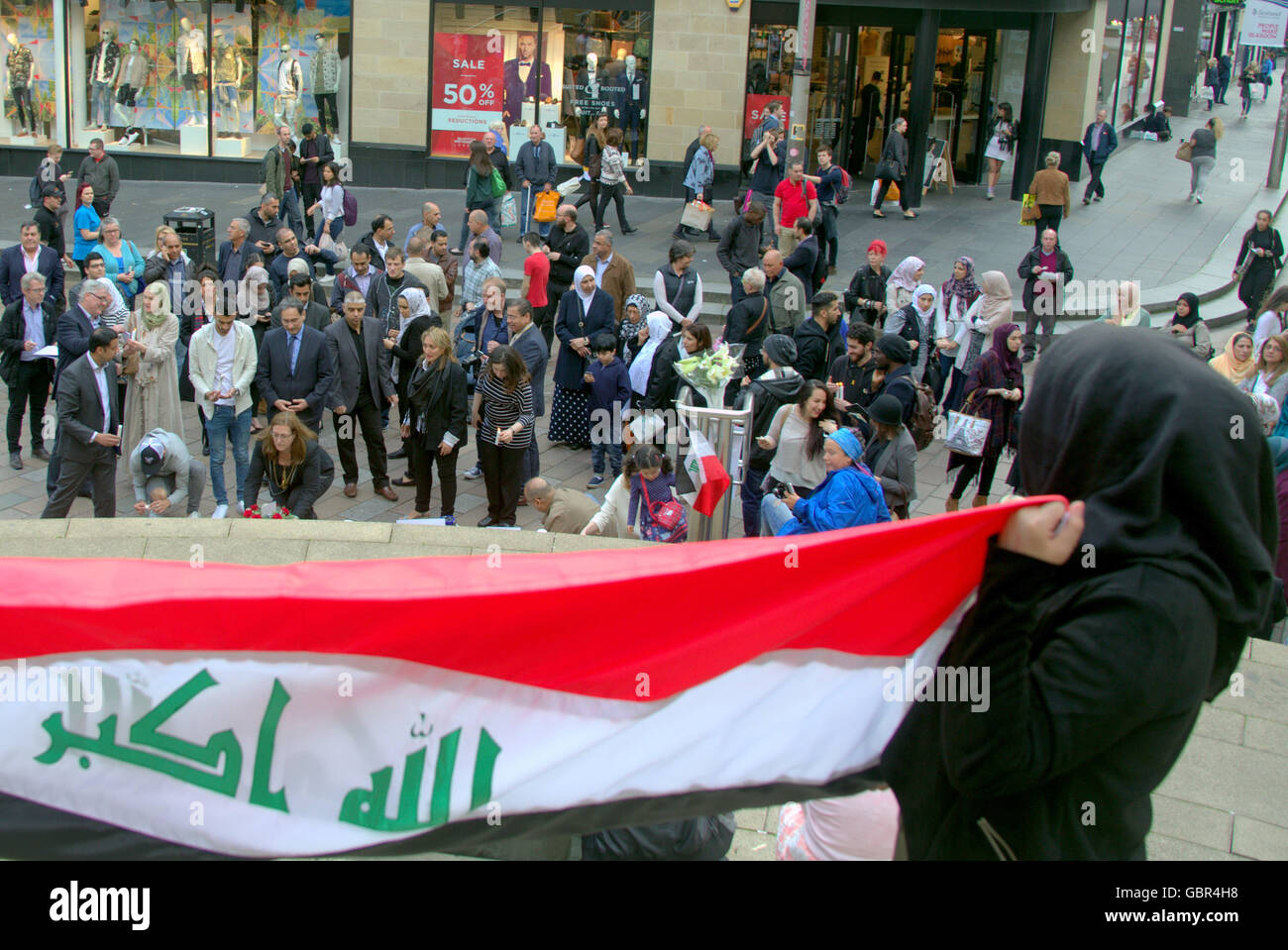 Glasgow, Scotland, UK 7th July 2016. Scottish Iraqi Association hold a candlelit vigil to commemorate the hundreds of innocent Iraqi civilians who lost their lives in the recent atrocious bombings in Karrada, Baghdad during the month of Ramadan and all victims of terrorist attacks and bombings around the world. Attended by local Iraqi dignitaries, as well as  Frank McAveety the leader of Glasgow district council and Humza Yousaf The Minister for Transport and the Islands in the Scottish parliament for the S.N.P. Credit:  Gerard Ferry/Alamy Live News Stock Photo