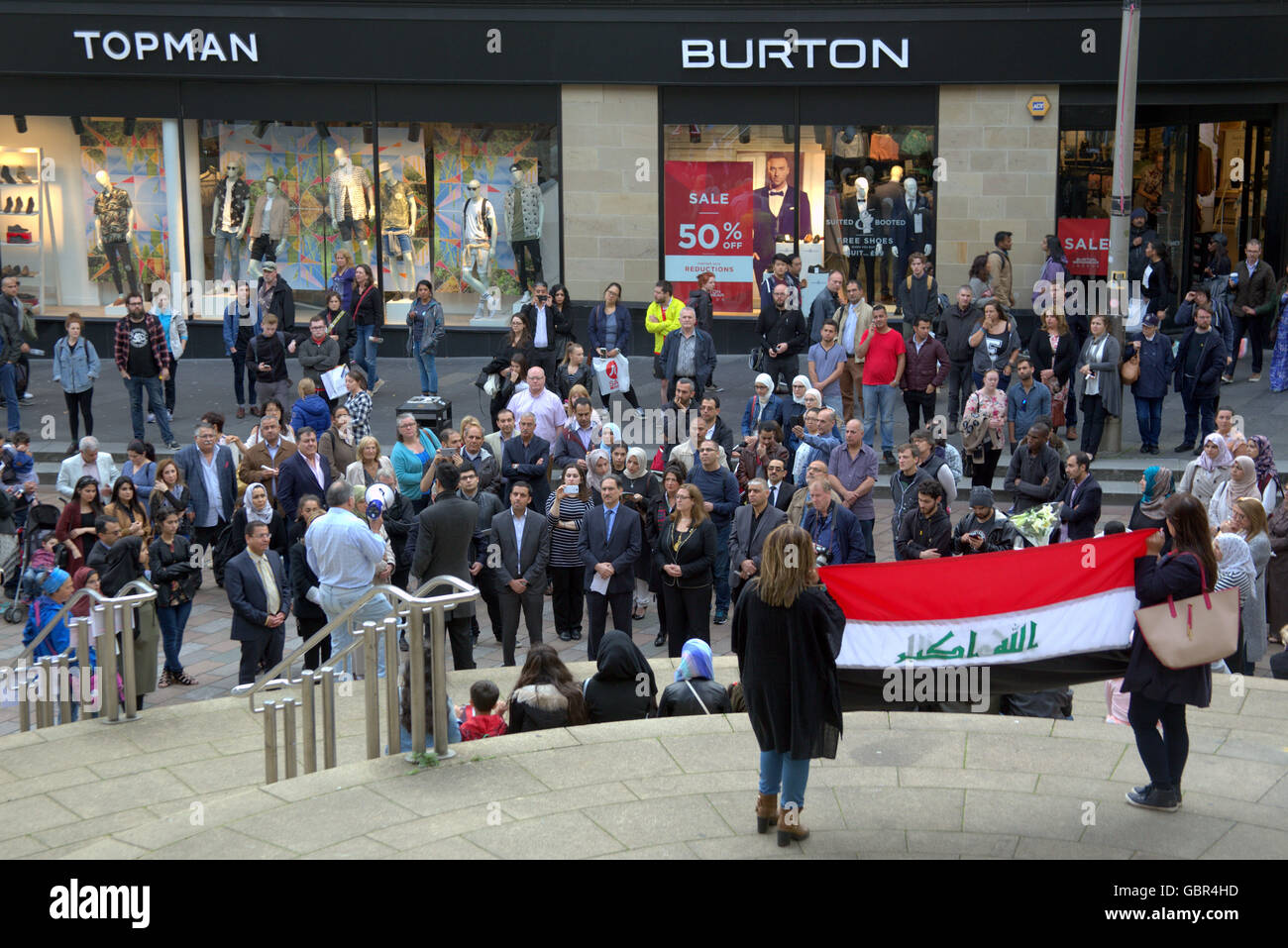 Glasgow, Scotland, UK 7th July 2016. Scottish Iraqi Association hold a candlelit vigil to commemorate the hundreds of innocent Iraqi civilians who lost their lives in the recent atrocious bombings in Karrada, Baghdad during the month of Ramadan and all victims of terrorist attacks and bombings around the world. Attended by local Iraqi dignitaries, as well as  Frank McAveety the leader of Glasgow district council and Humza Yousaf The Minister for Transport and the Islands in the Scottish parliament for the S.N.P. Credit:  Gerard Ferry/Alamy Live News Stock Photo