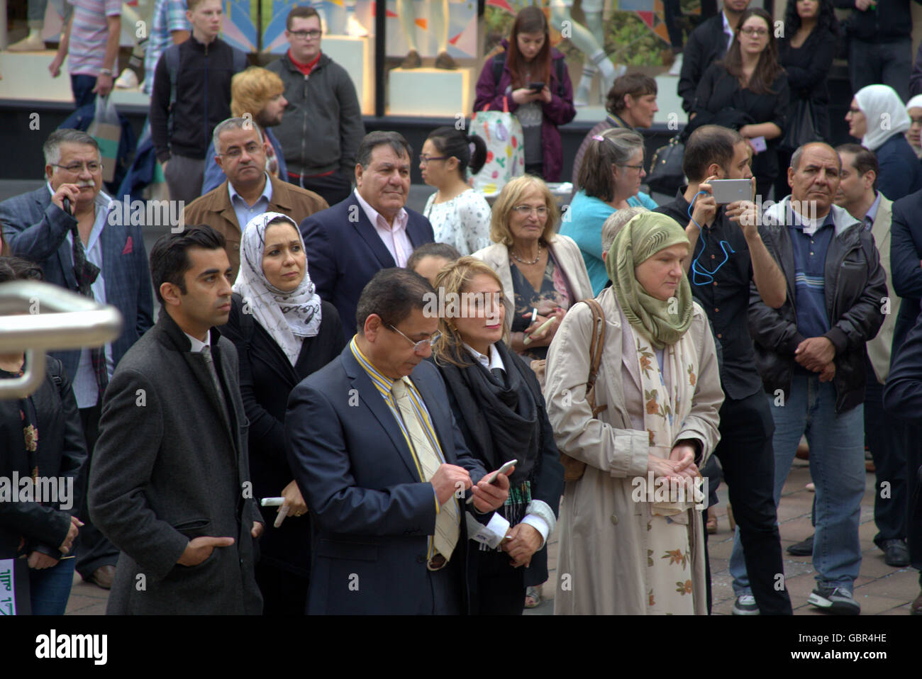 Glasgow, Scotland, UK 7th July 2016. Scottish Iraqi Association hold a candlelit vigil to commemorate the hundreds of innocent Iraqi civilians who lost their lives in the recent atrocious bombings in Karrada, Baghdad during the month of Ramadan and all victims of terrorist attacks and bombings around the world. Attended by local Iraqi dignitaries, as well as  Frank McAveety the leader of Glasgow district council and Humza Yousaf The Minister for Transport and the Islands in the Scottish parliament for the S.N.P. Credit:  Gerard Ferry/Alamy Live News Stock Photo