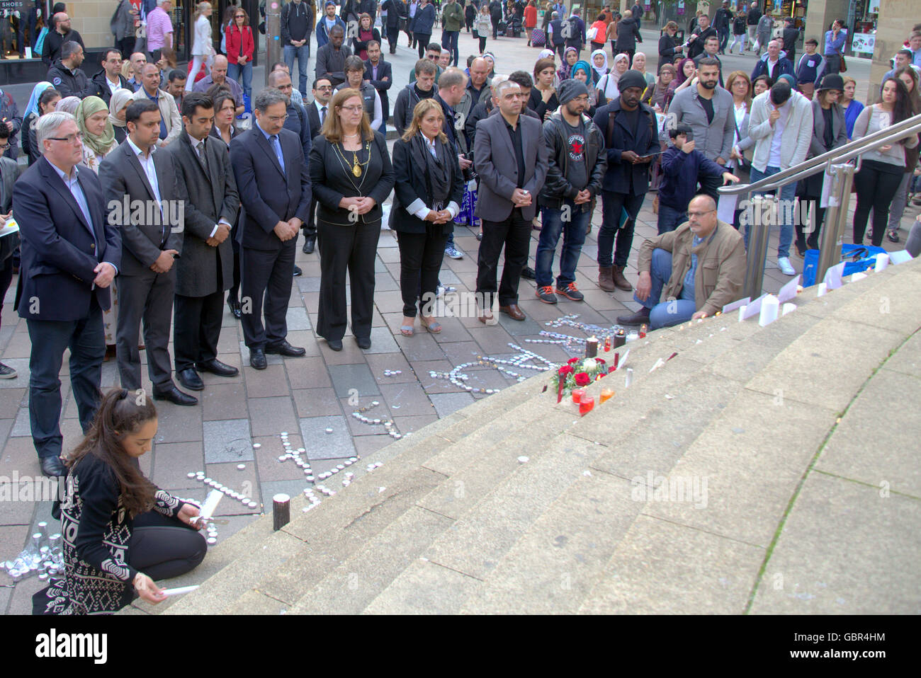Glasgow, Scotland, UK 7th July 2016. Scottish Iraqi Association hold a candlelit vigil to commemorate the hundreds of innocent Iraqi civilians who lost their lives in the recent atrocious bombings in Karrada, Baghdad during the month of Ramadan and all victims of terrorist attacks and bombings around the world. Attended by local Iraqi dignitaries, as well as  Frank McAveety the leader of Glasgow district council and Humza Yousaf The Minister for Transport and the Islands in the Scottish parliament for the S.N.P. Credit:  Gerard Ferry/Alamy Live News Stock Photo