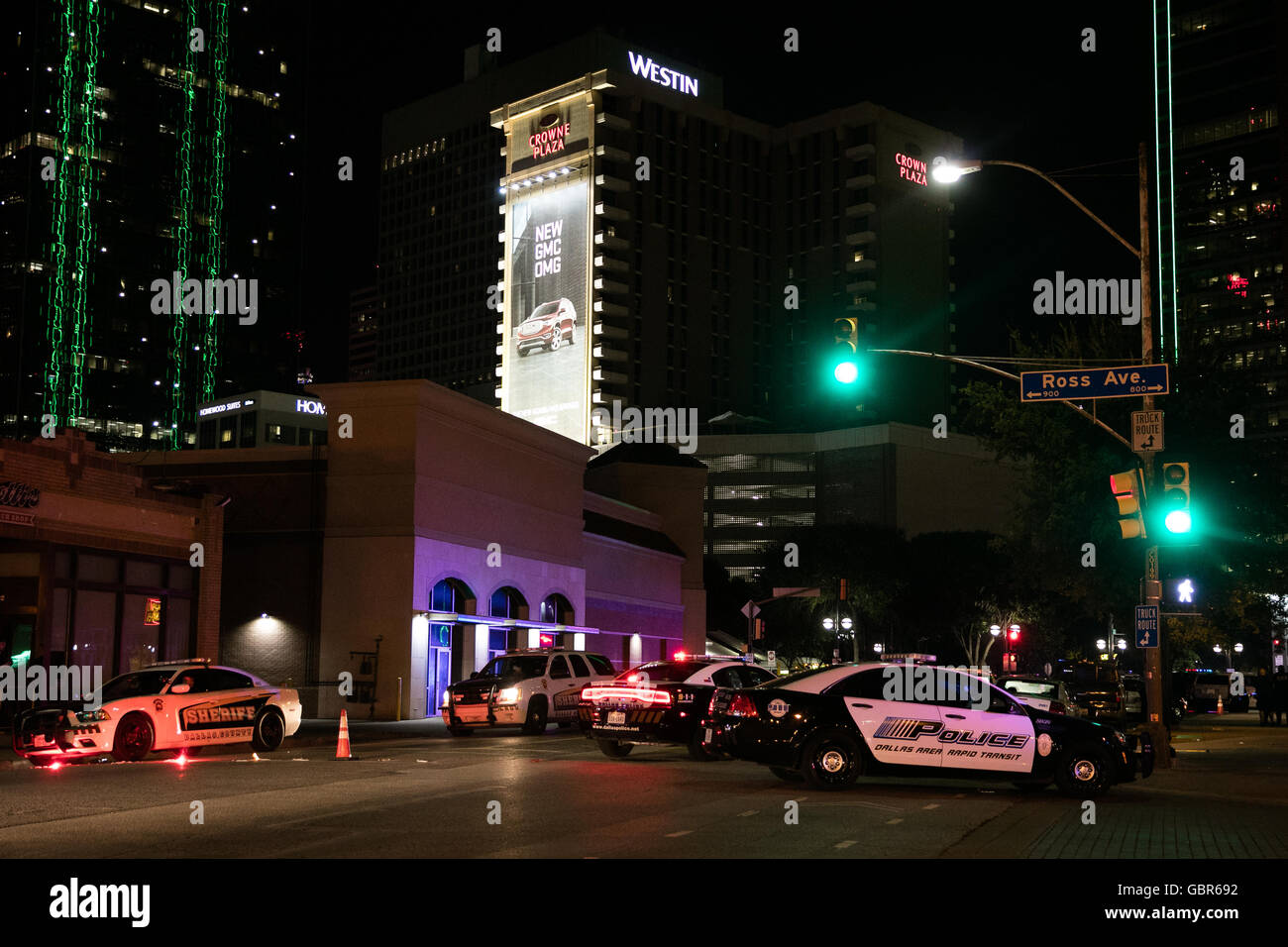 Dallas, USA. 7th July, 2016. Police cars gather around the El Centro College parking garage following the sniper shooting in downtown Dallas, the United States, July 7, 2016. Snipers opened fire on police officers in Dallas, killing at least 4 police officers. Credit:  Tian Dan/Xinhua/Alamy Live News Stock Photo