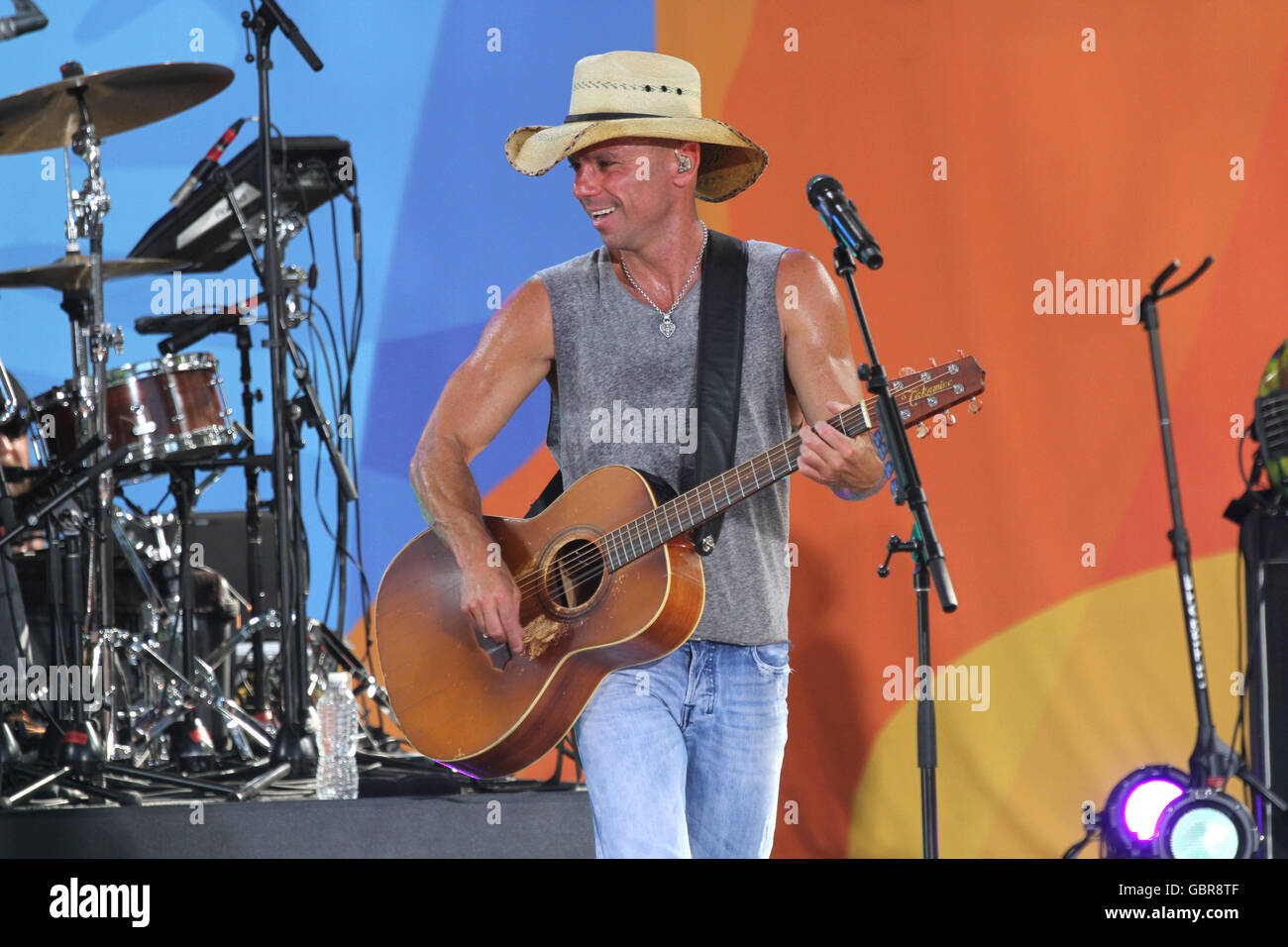 Kenny chesney concert hires stock photography and images Alamy