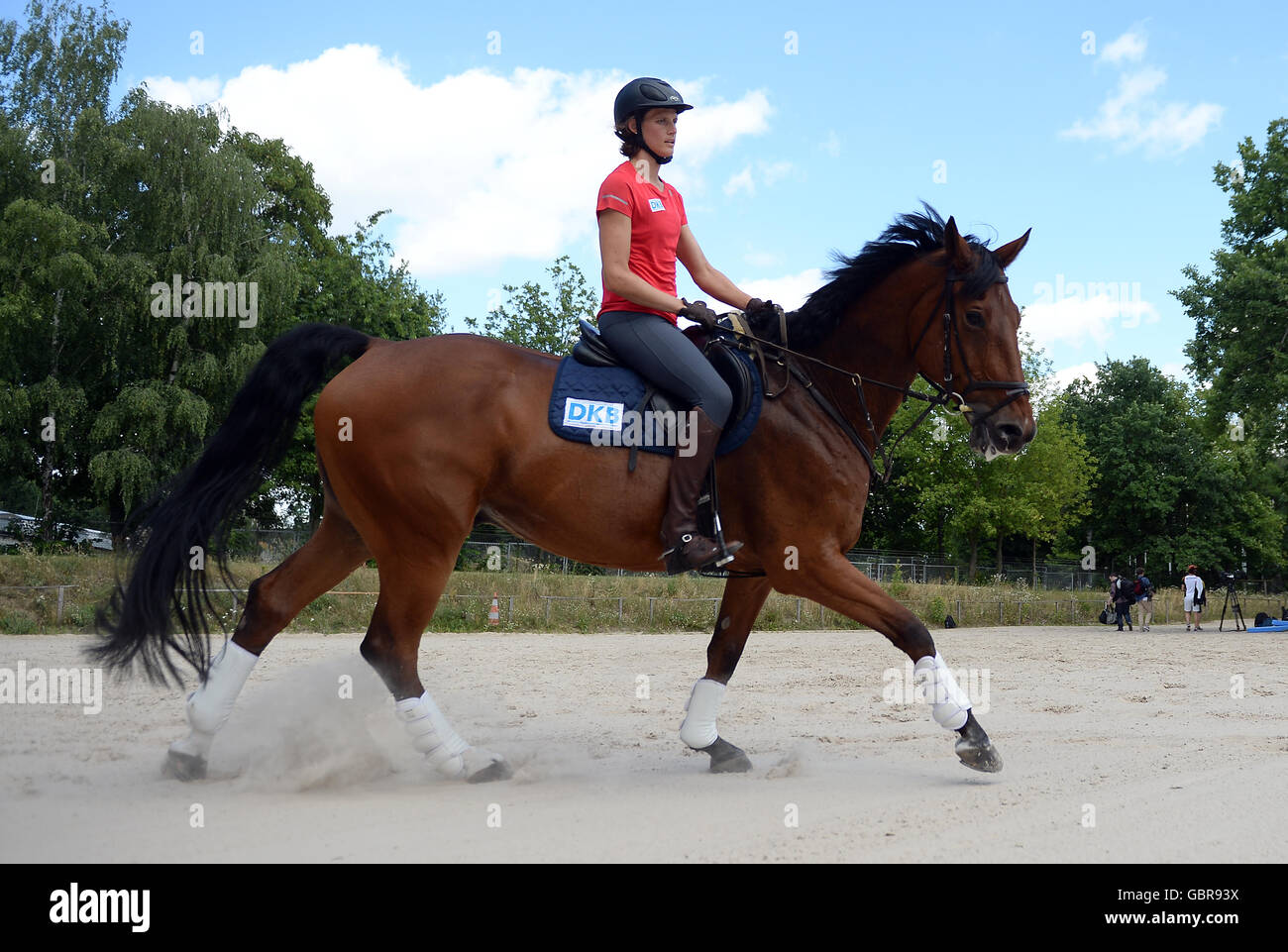 modern-pentathlete-lena-schoeneborn-and-her-horse-cashew-in-action