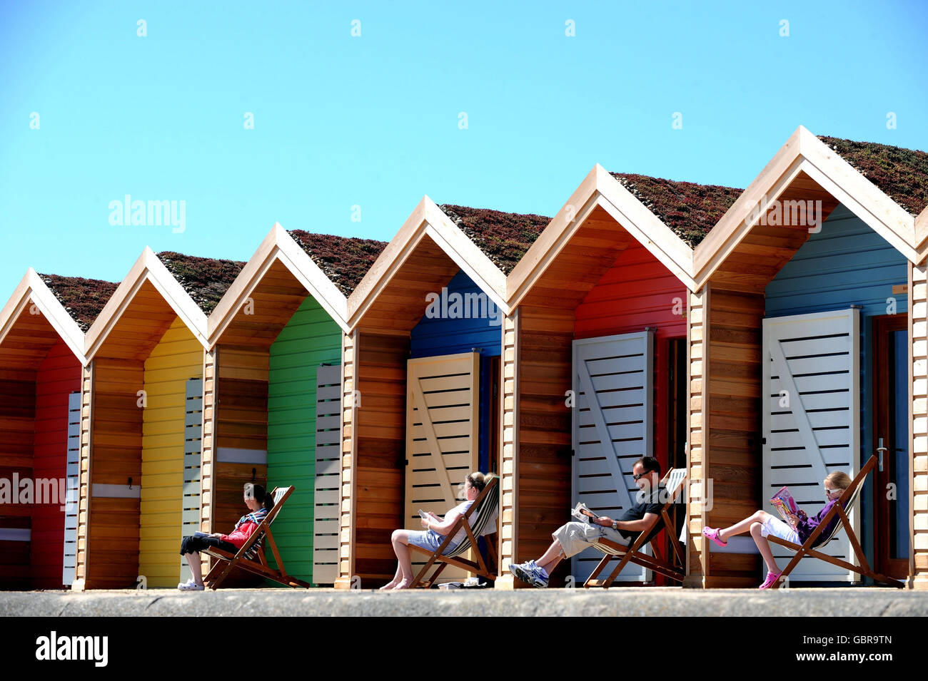 People enjoy the mini heatwave in Blyth, Northumberland today as the country basks in sunshine. Stock Photo