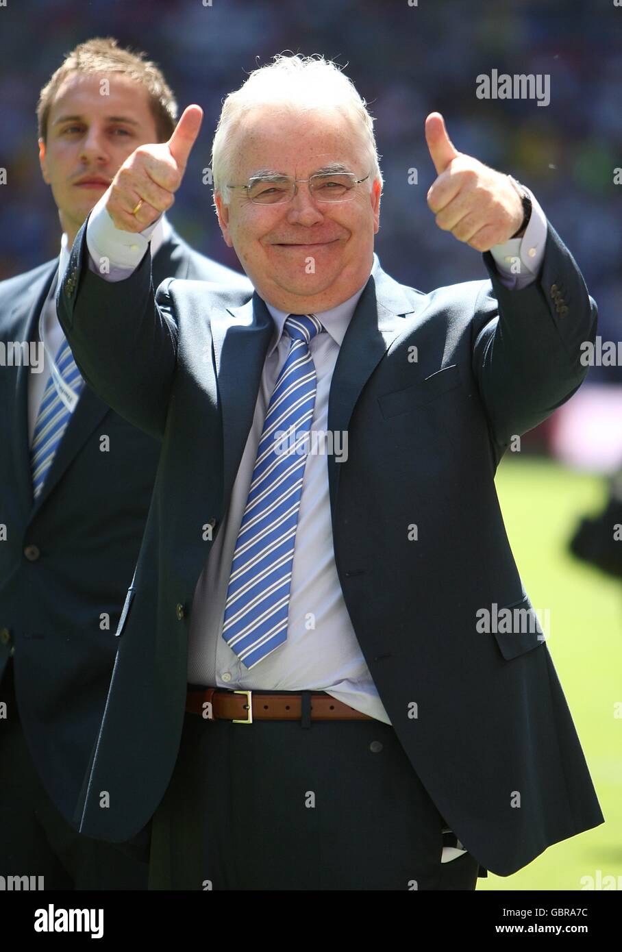 Soccer - FA Cup - Final - Chelsea v Everton - Wembley Stadium. Everton chairman Bill Kenwright gives the thumbs up prior to kick off Stock Photo